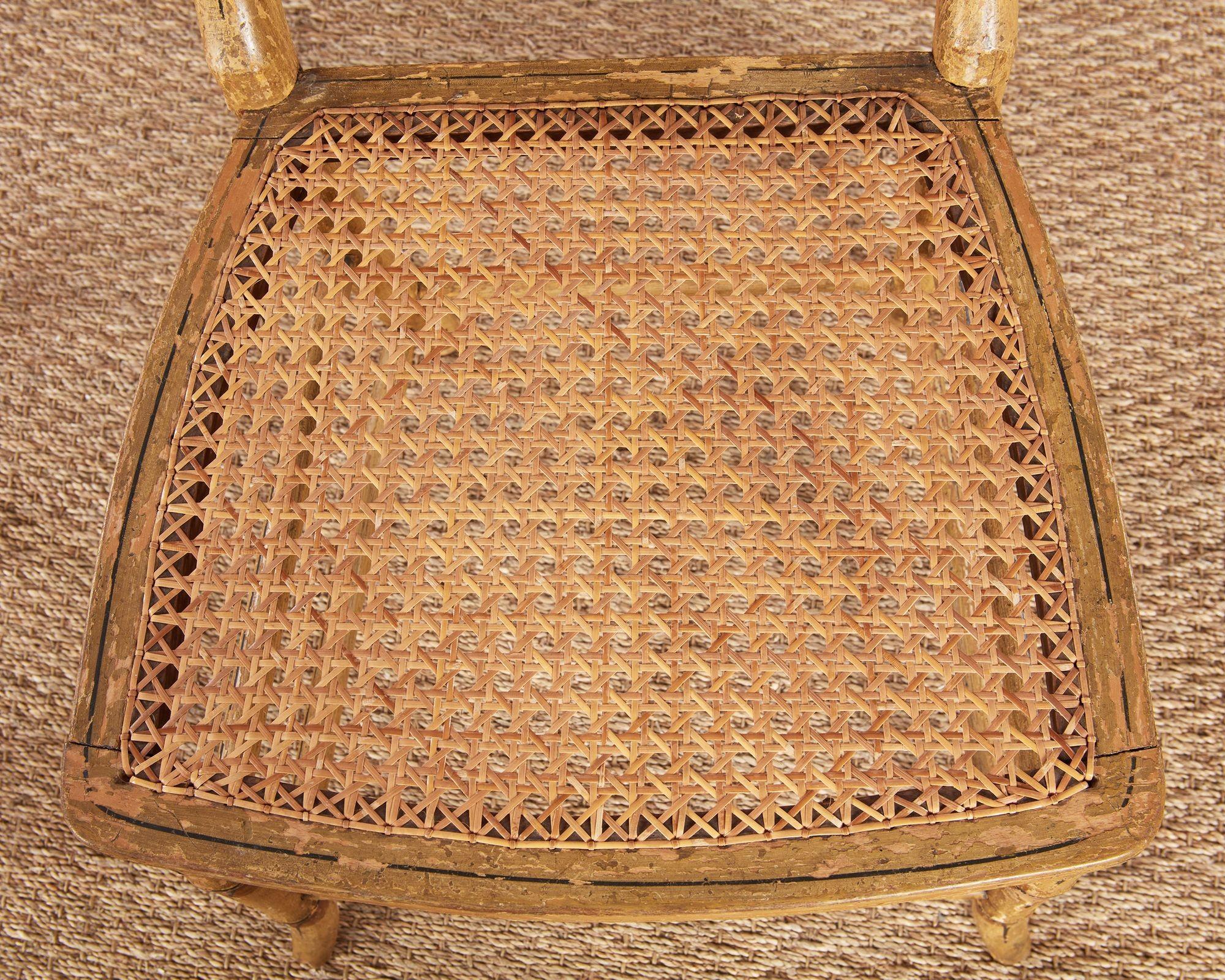 Hêtre Ensemble de huit chaises en bambou peintes de style Régence en vente