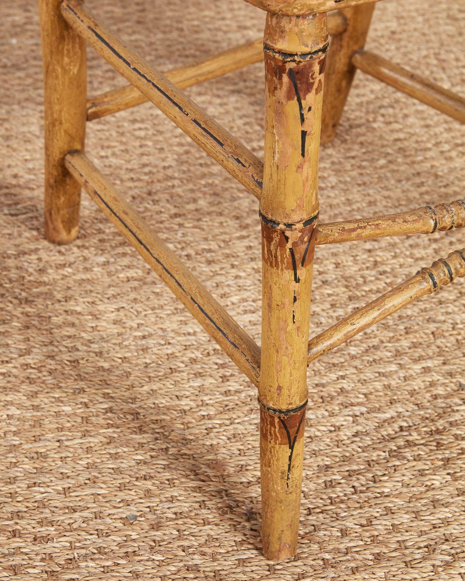 Ensemble de huit chaises en bambou peintes de style Régence en vente 1