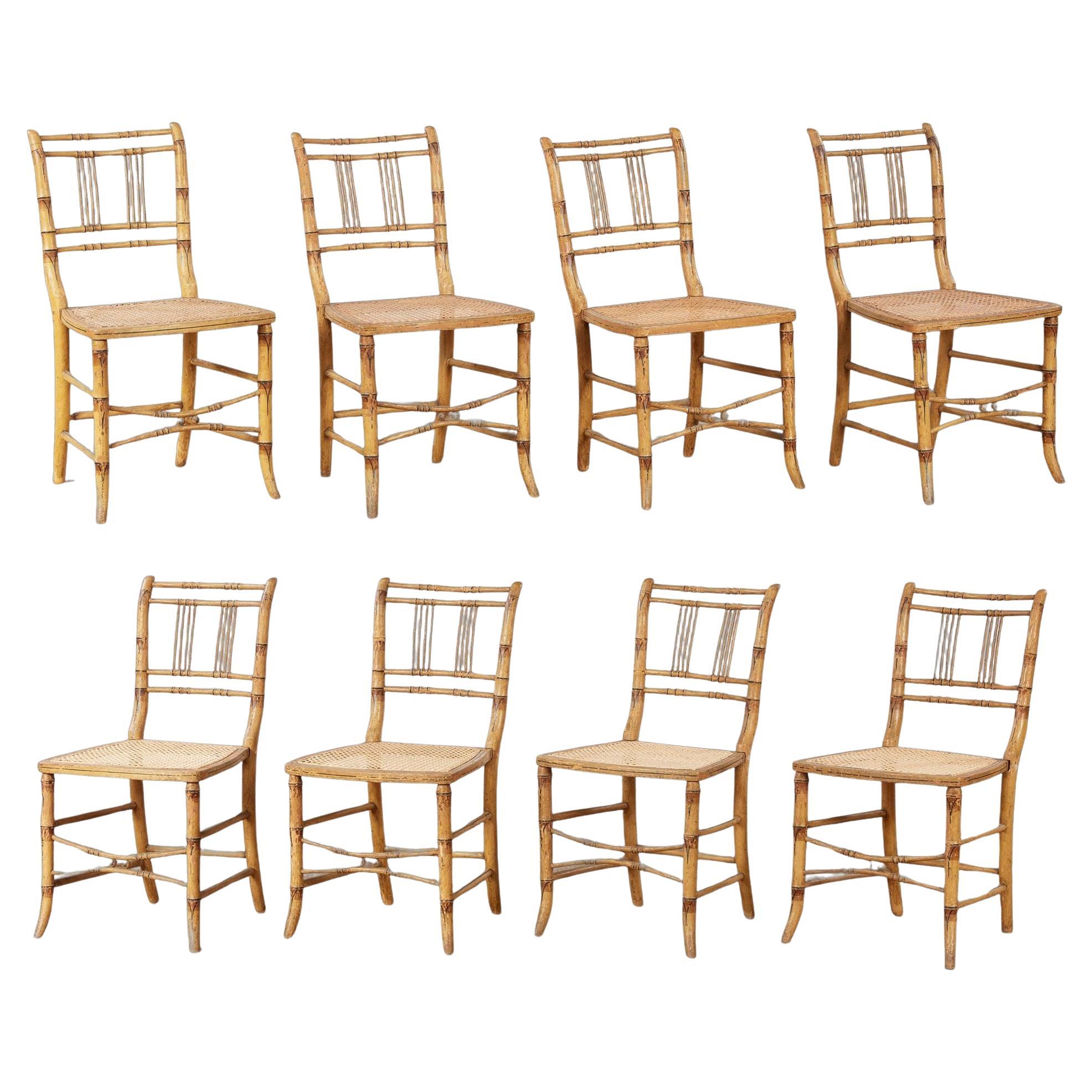 Ensemble de huit chaises en bambou peintes de style Régence en vente