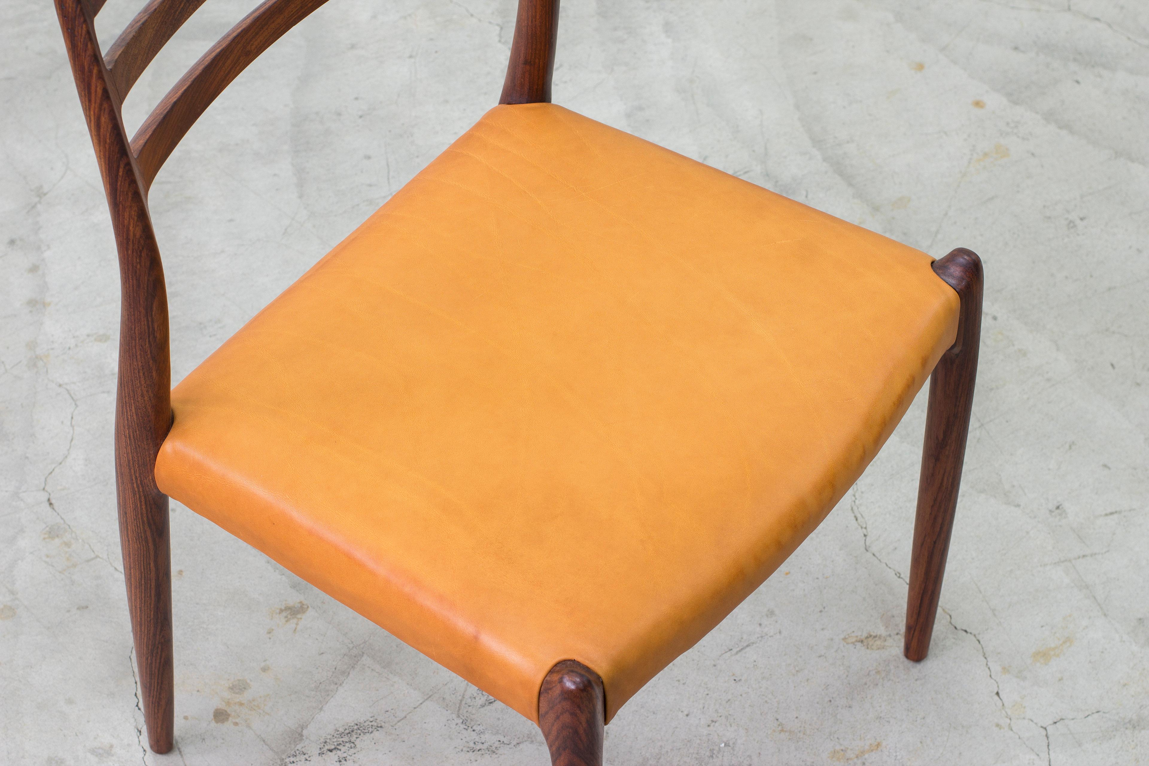 Ensemble de huit chaises de salle à manger en palissandre, modèle 78, conçu par Niels O. Møller en vente 4