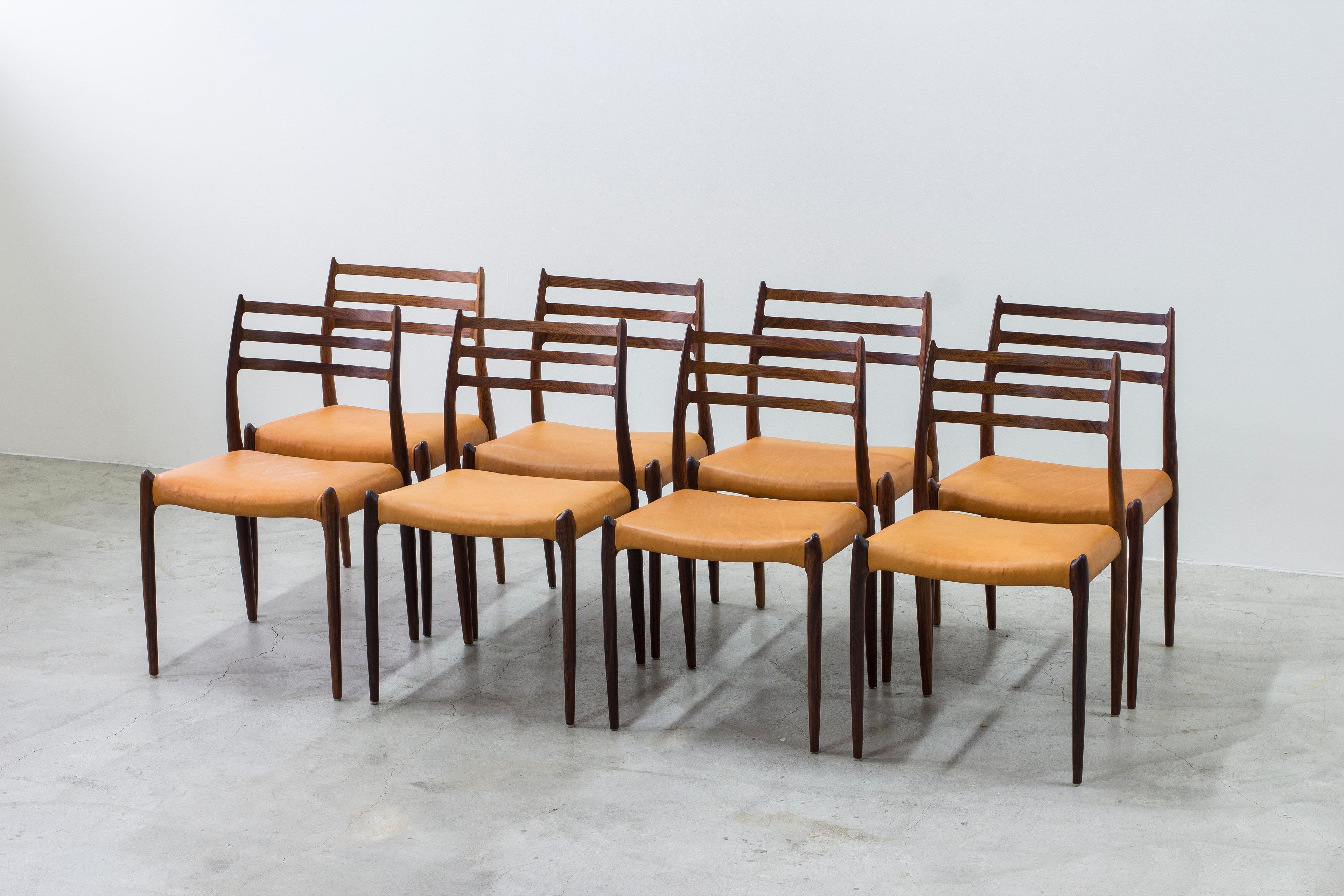 Ensemble de huit chaises de salle à manger, modèle 78, conçu par Niels O. Møller. Produit au Danemark par I.L.A. Møller dans les années 1950. Fabriqué en palissandre massif avec un grain et une qualité de bois exceptionnels. Toutes les chaises ont