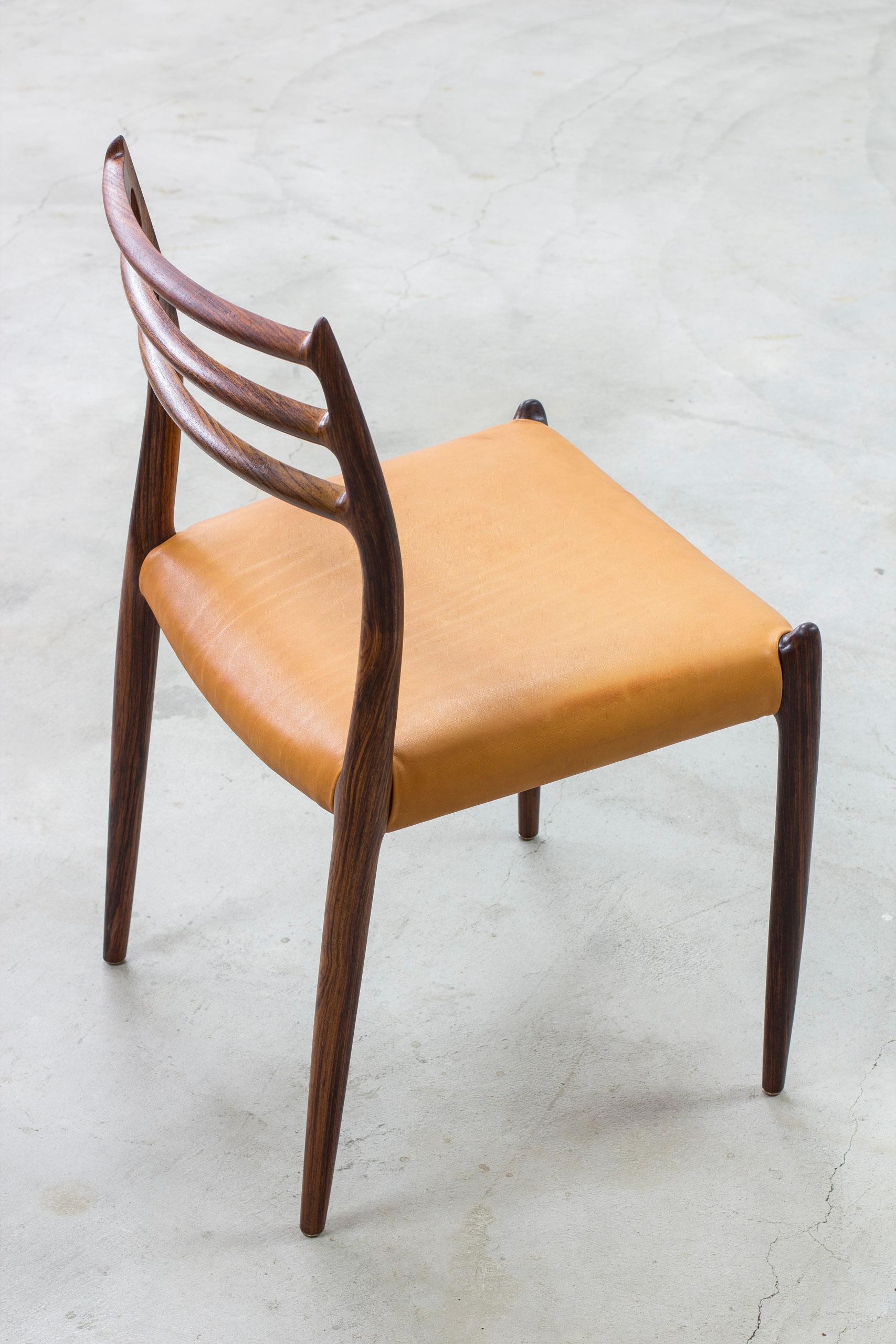 Milieu du XXe siècle Ensemble de huit chaises de salle à manger en palissandre, modèle 78, conçu par Niels O. Møller en vente