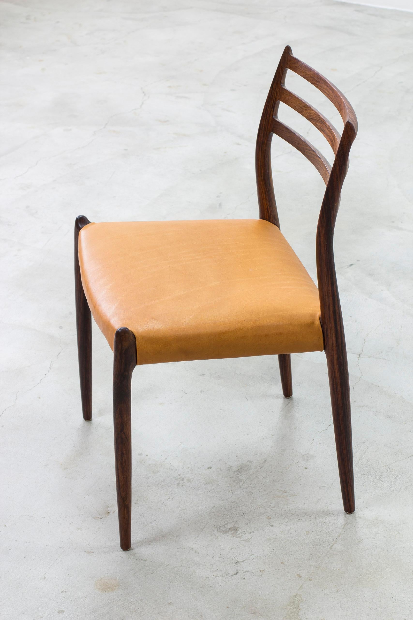 Cuir Ensemble de huit chaises de salle à manger en palissandre, modèle 78, conçu par Niels O. Møller en vente
