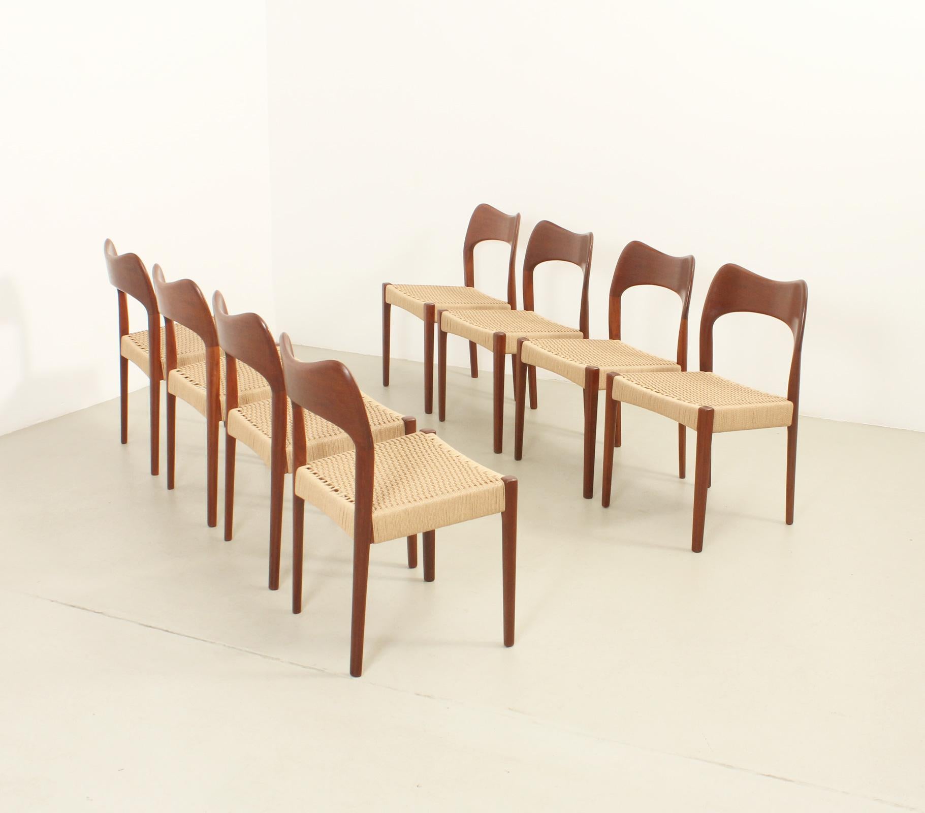 Set di otto sedie da pranzo Papercord di Arne Hovmand-Olsen, Danimarca, anni '60 in vendita 5