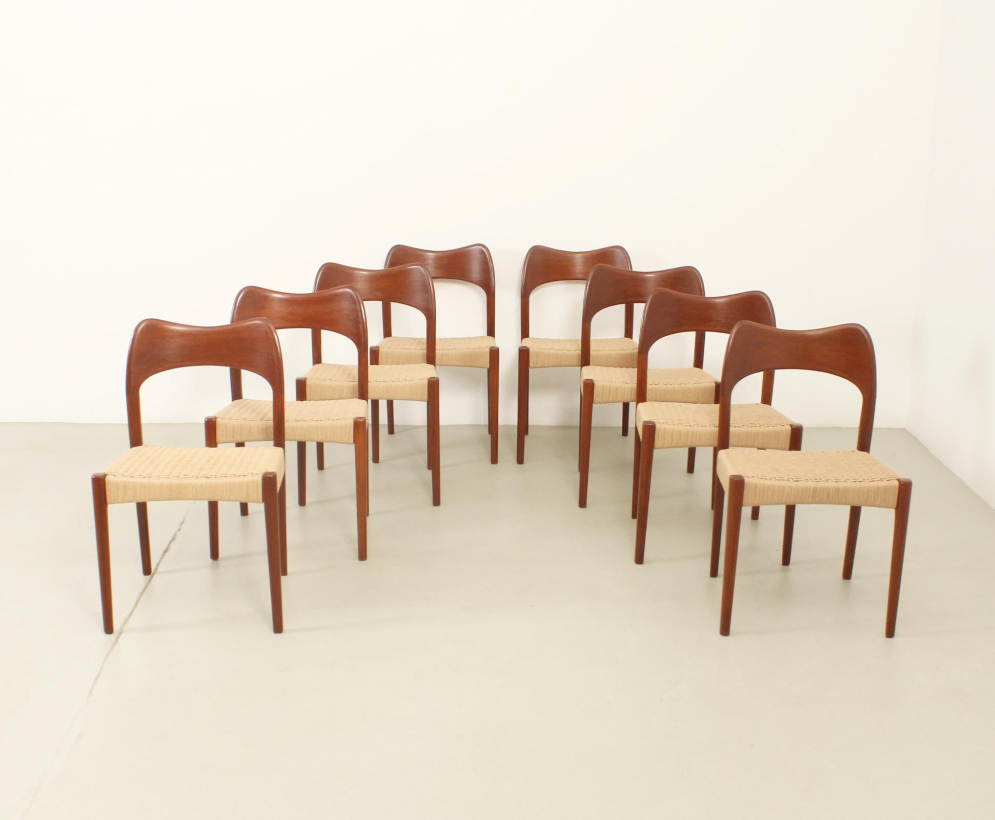 Set di otto sedie da pranzo disegnate da Arne Hovmand-Olsen per Mogens Kold, Danimarca, anni '60. Telaio in legno di teak e nuovi sedili in papercord. 