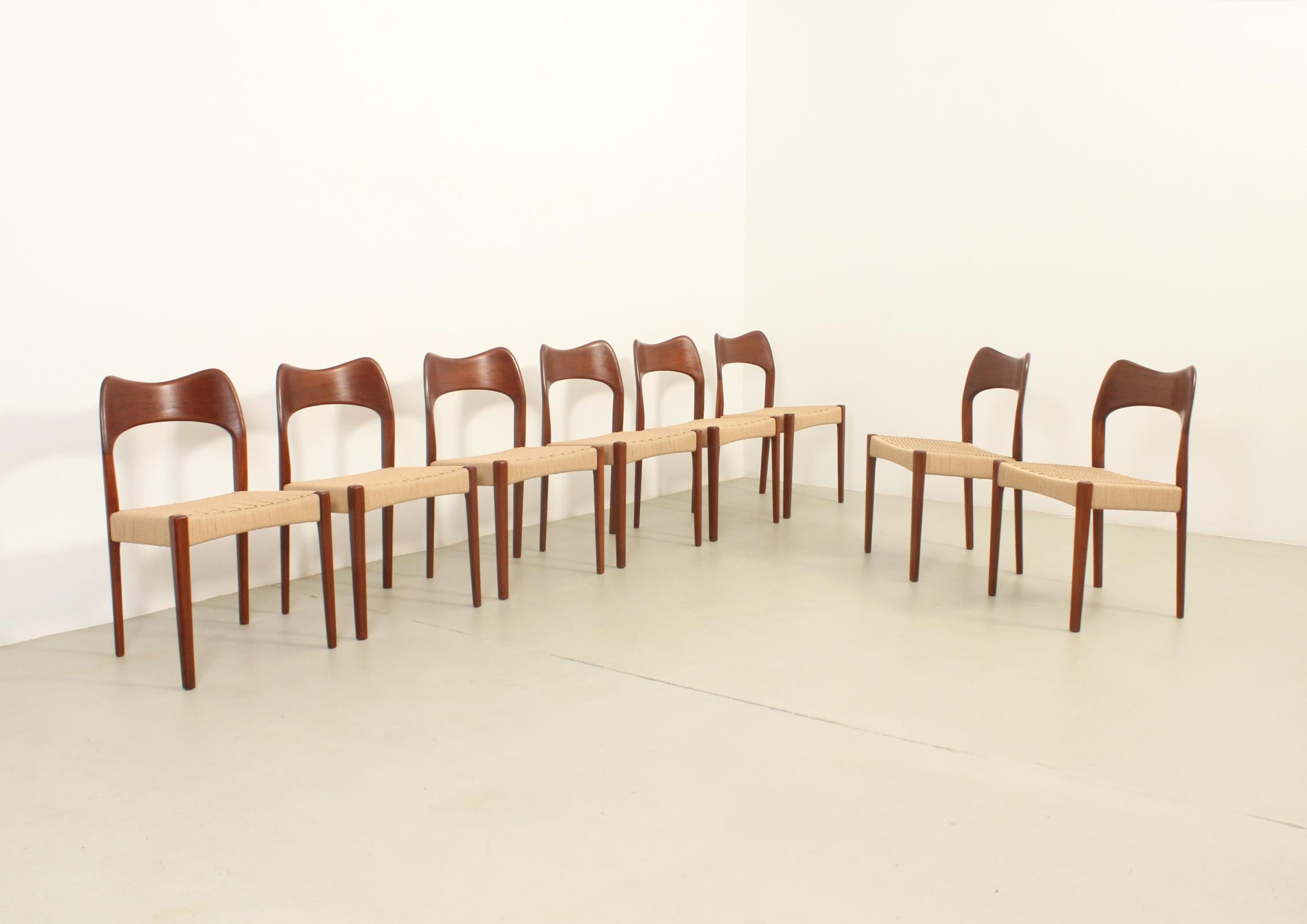 Scandinavo moderno Set di otto sedie da pranzo Papercord di Arne Hovmand-Olsen, Danimarca, anni '60 in vendita