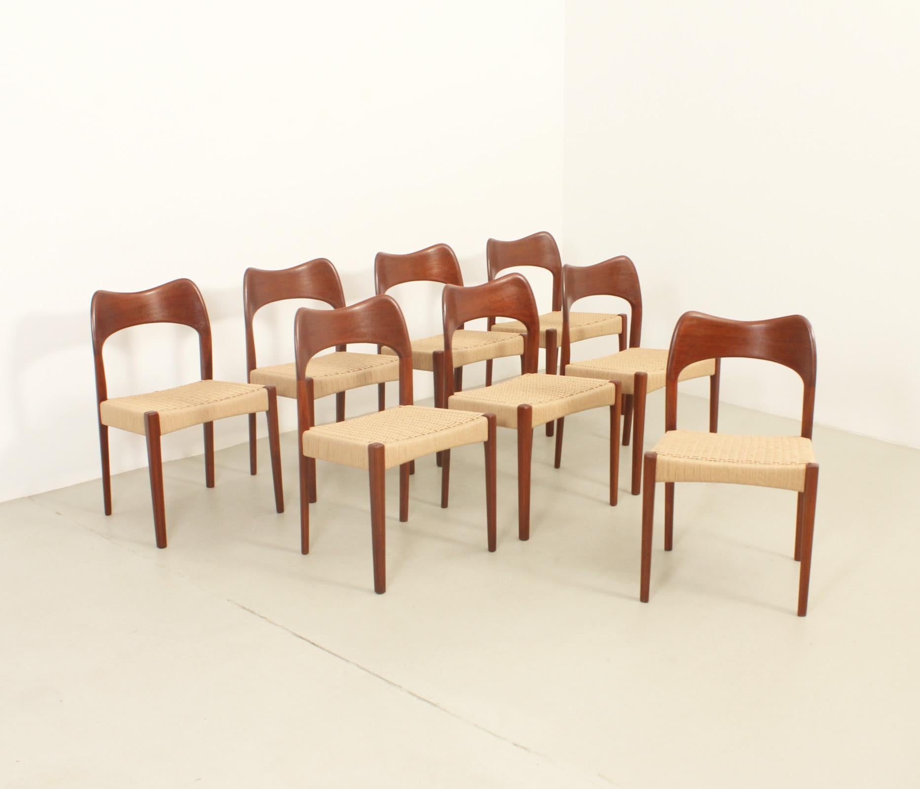 Set di otto sedie da pranzo Papercord di Arne Hovmand-Olsen, Danimarca, anni '60 In condizioni buone in vendita a Barcelona, ES