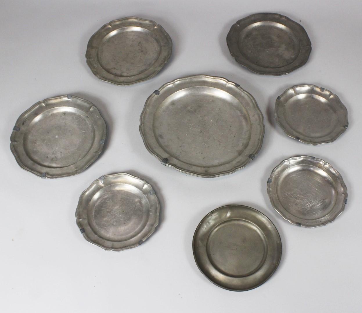 Set of eight pewter plates from the 18th century. They are in original condition with patina.

Dimensions:
1x diameter 37cm/14,6´´
3x diameter 29cm/11,4´´
4x diameter 24cm/9,4´´.