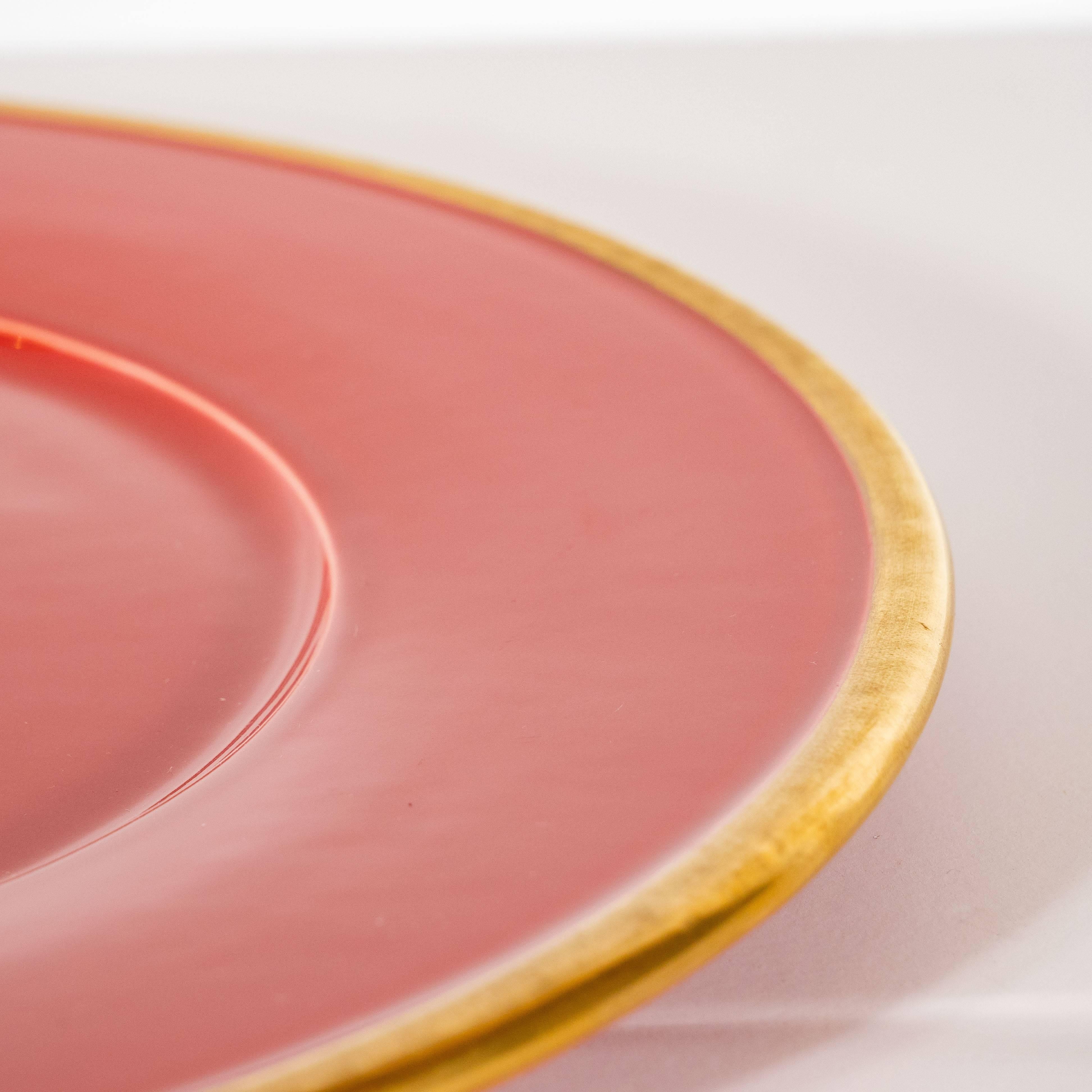 Set of Eight Porcelain Carnelian Charger Plates with 24-Karat Gold Rims In Excellent Condition In New York, NY