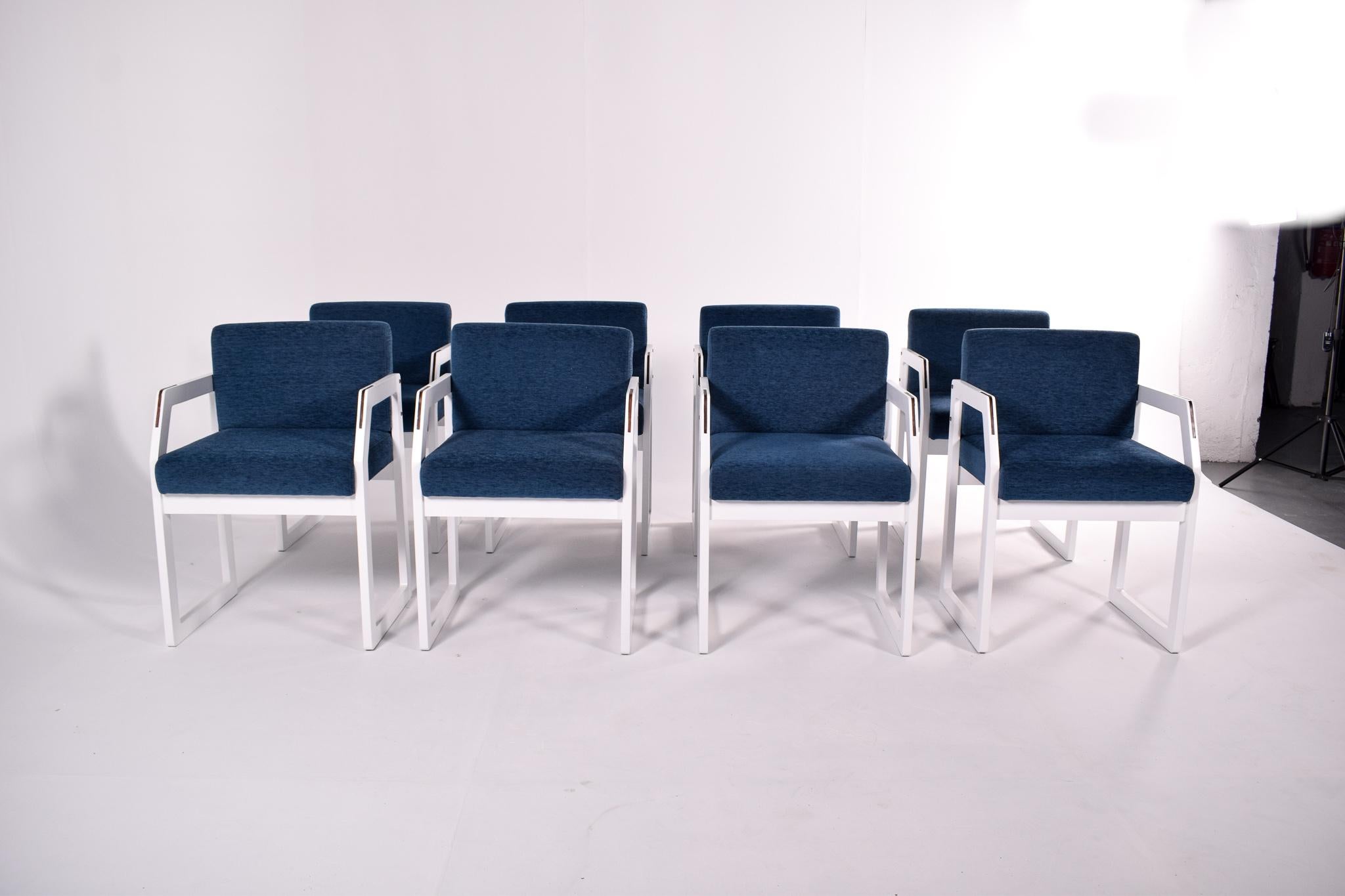 Cet ensemble de chaises de style moderne présente un design qui allie confort et élégance contemporaine. Chaque chaise est dotée d'un dossier et d'une assise revêtus d'un tissu bleu vibrant, offrant une touche de couleur ainsi qu'une expérience