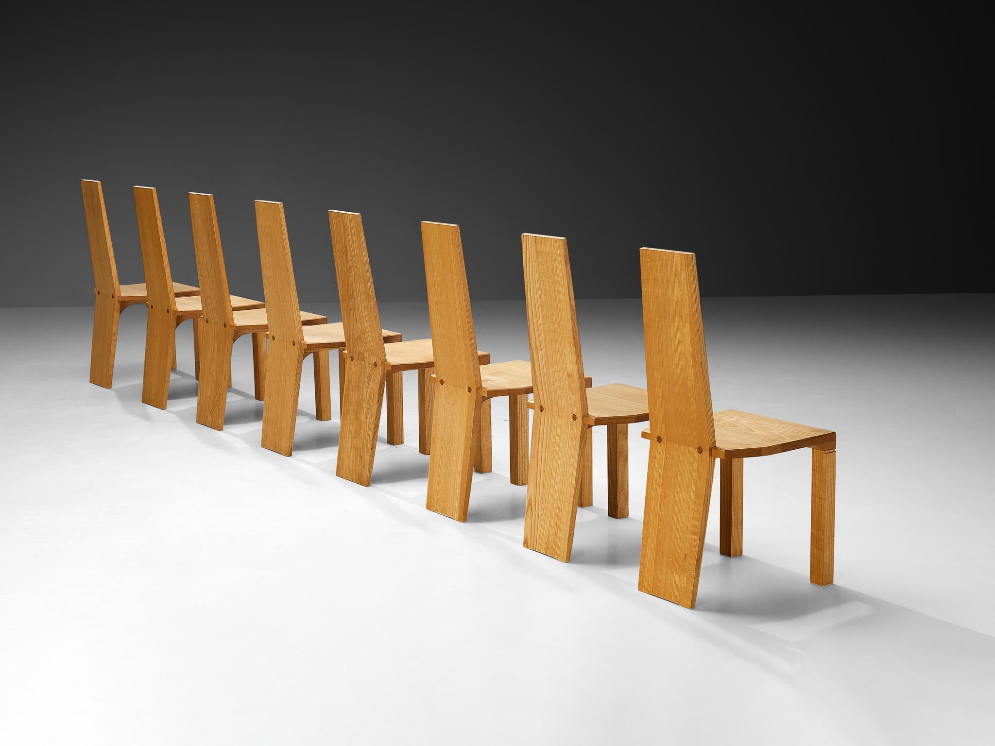 Juego de sillas de comedor, fresno, Europa, años 80

Llamativo conjunto de ocho sillas de comedor, fabricadas en Europa en los años 80. Estas sillas exhiben belleza y resistencia gracias a su material, madera maciza de fresno. El diseño atrevido y