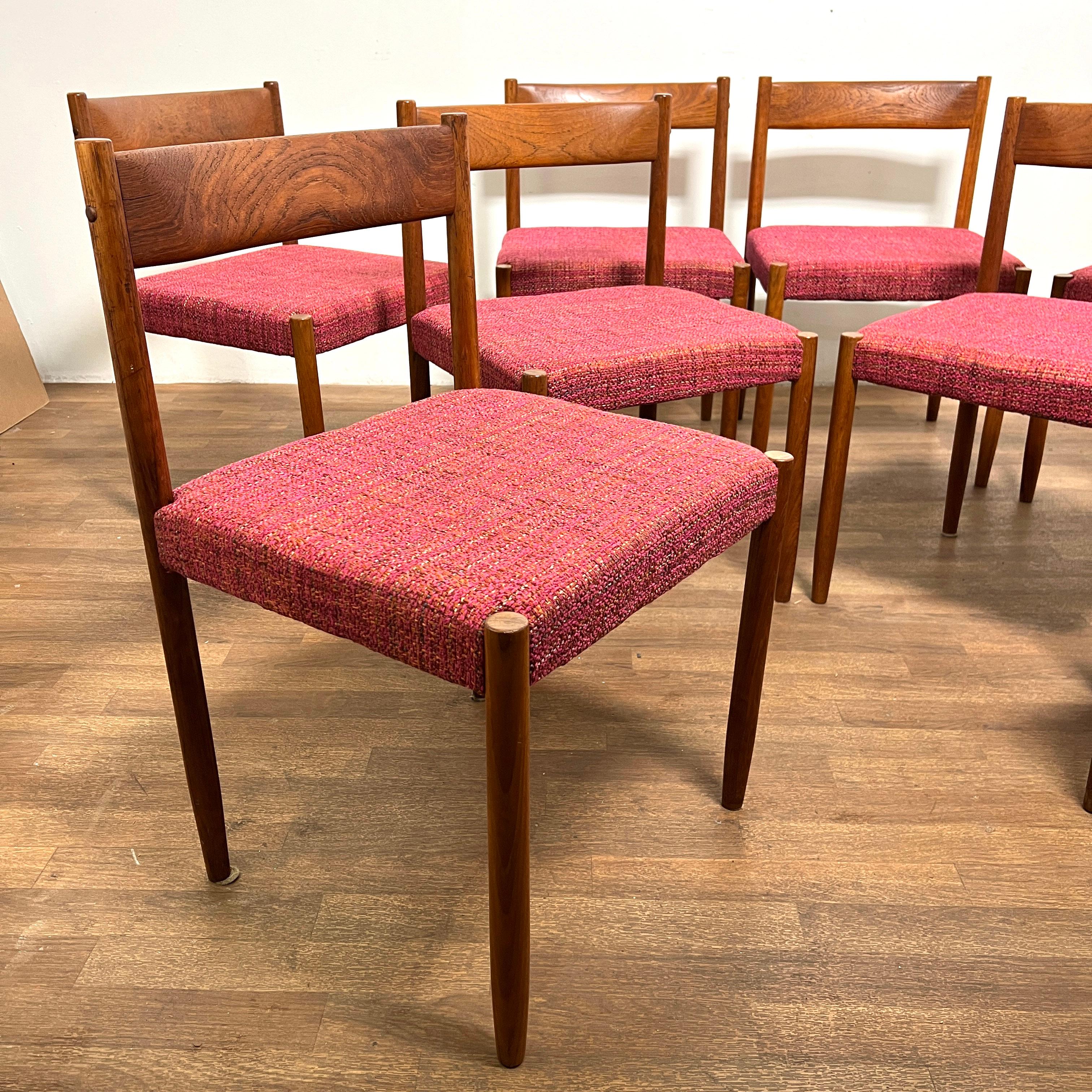 Satz von acht Teakholz-Esszimmerstühlen mit geschnitzten Rückenlehnen von Poul Volther für Frem Rojle, um 1960.
