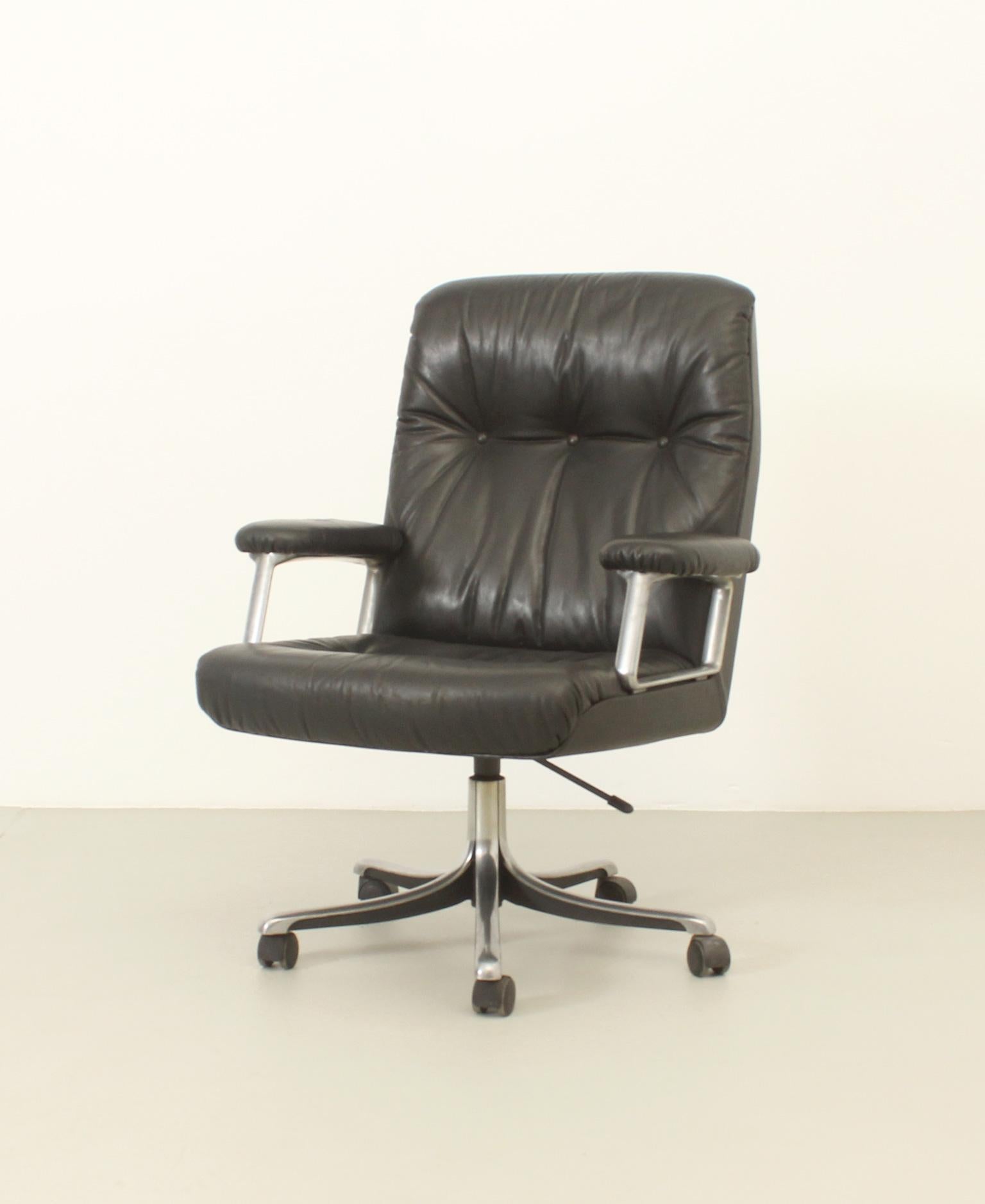 Ensemble de huit chaises de bureau en cuir d'Osvaldo Borsani pour Tecno en vente 3