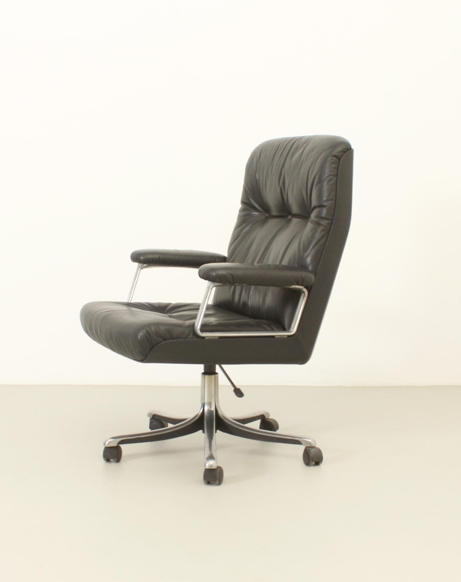 Ensemble de huit chaises de bureau en cuir d'Osvaldo Borsani pour Tecno en vente 4