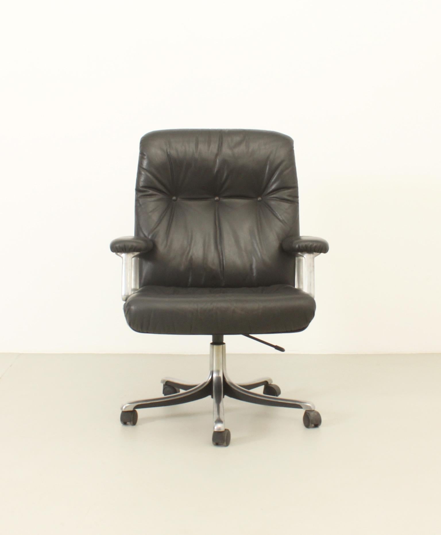 Ensemble de huit chaises de bureau en cuir d'Osvaldo Borsani pour Tecno en vente 5