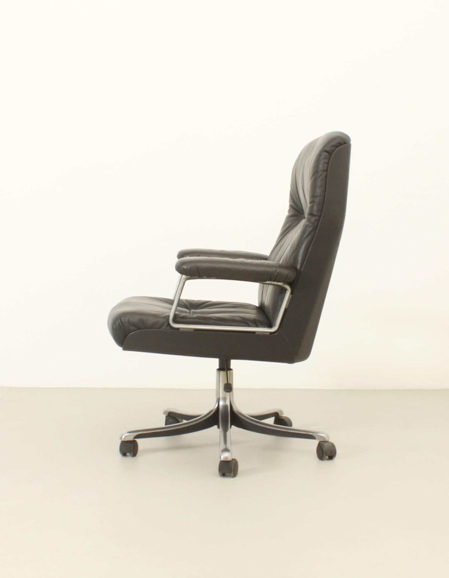 Ensemble de huit chaises de bureau en cuir d'Osvaldo Borsani pour Tecno en vente 6