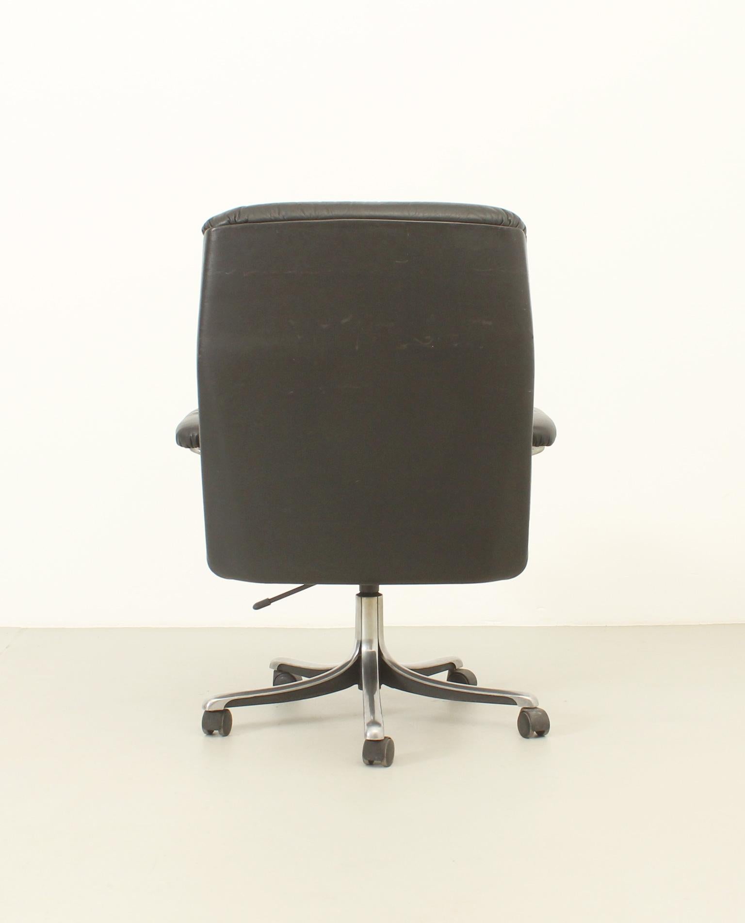 Ensemble de huit chaises de bureau en cuir d'Osvaldo Borsani pour Tecno en vente 8