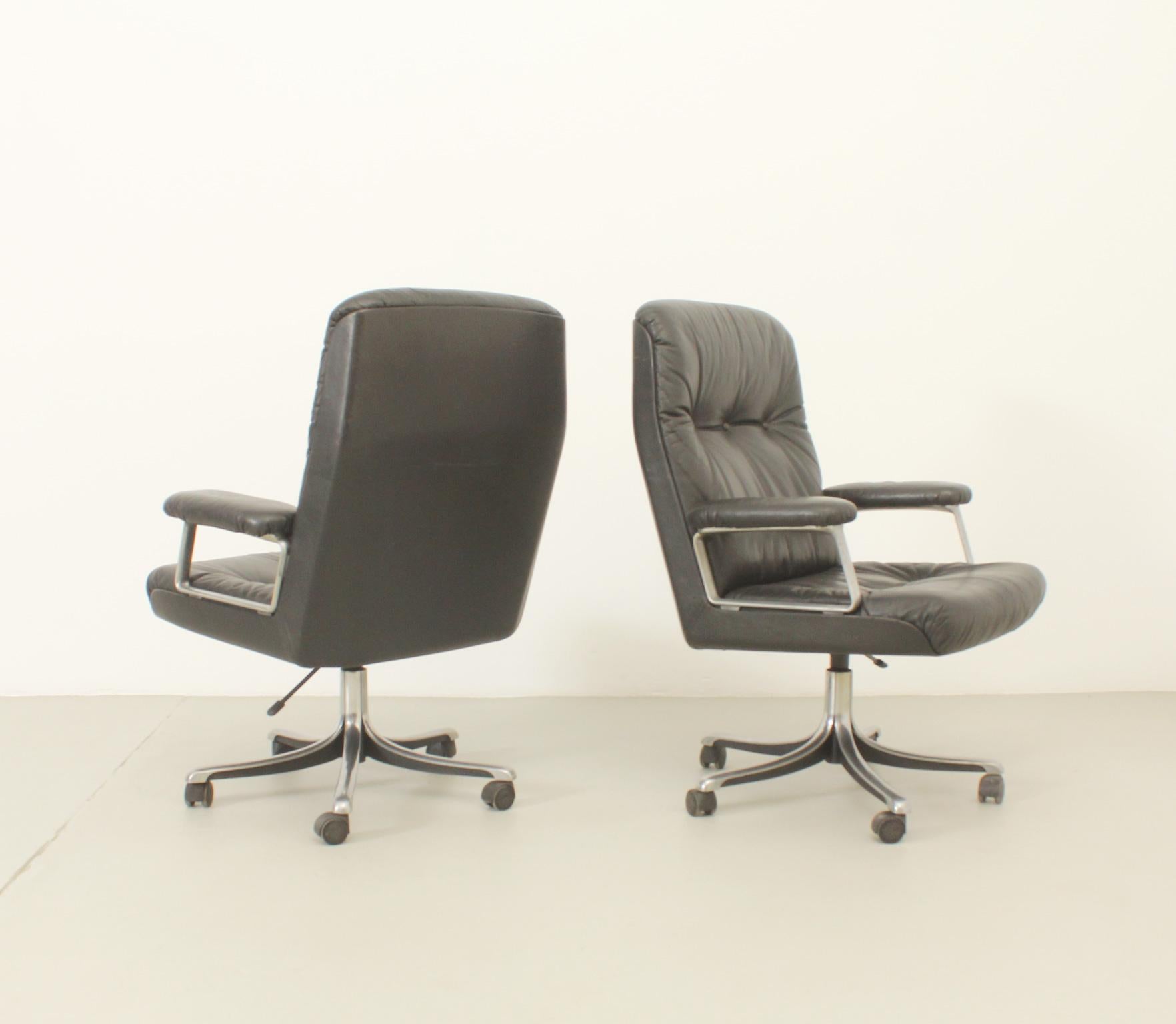 Set of Eight Leather Office Chairs by Osvaldo Borsani for Tecno For Sale 9