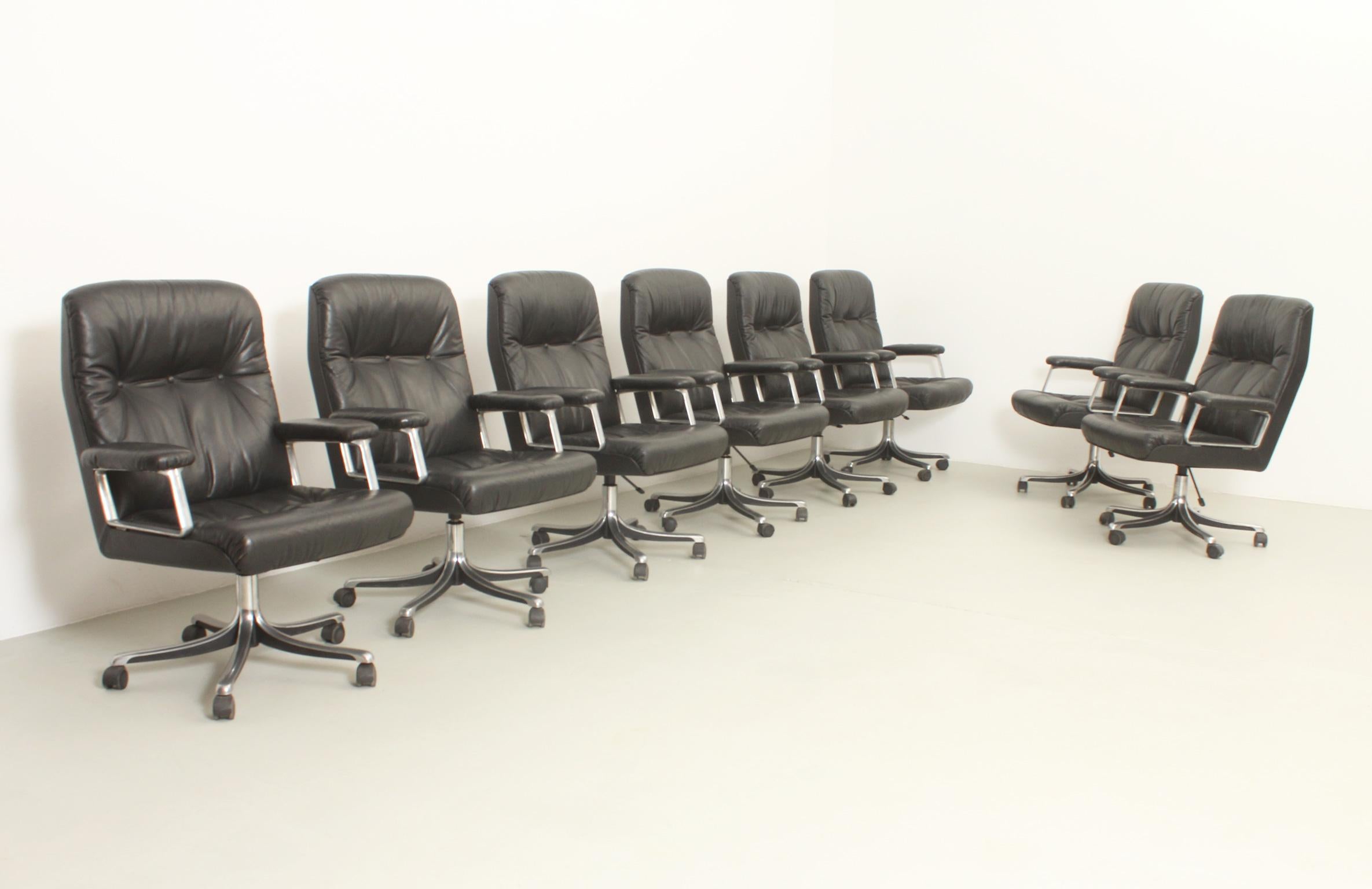 Ensemble de huit chaises de bureau en cuir d'Osvaldo Borsani pour Tecno en vente 10