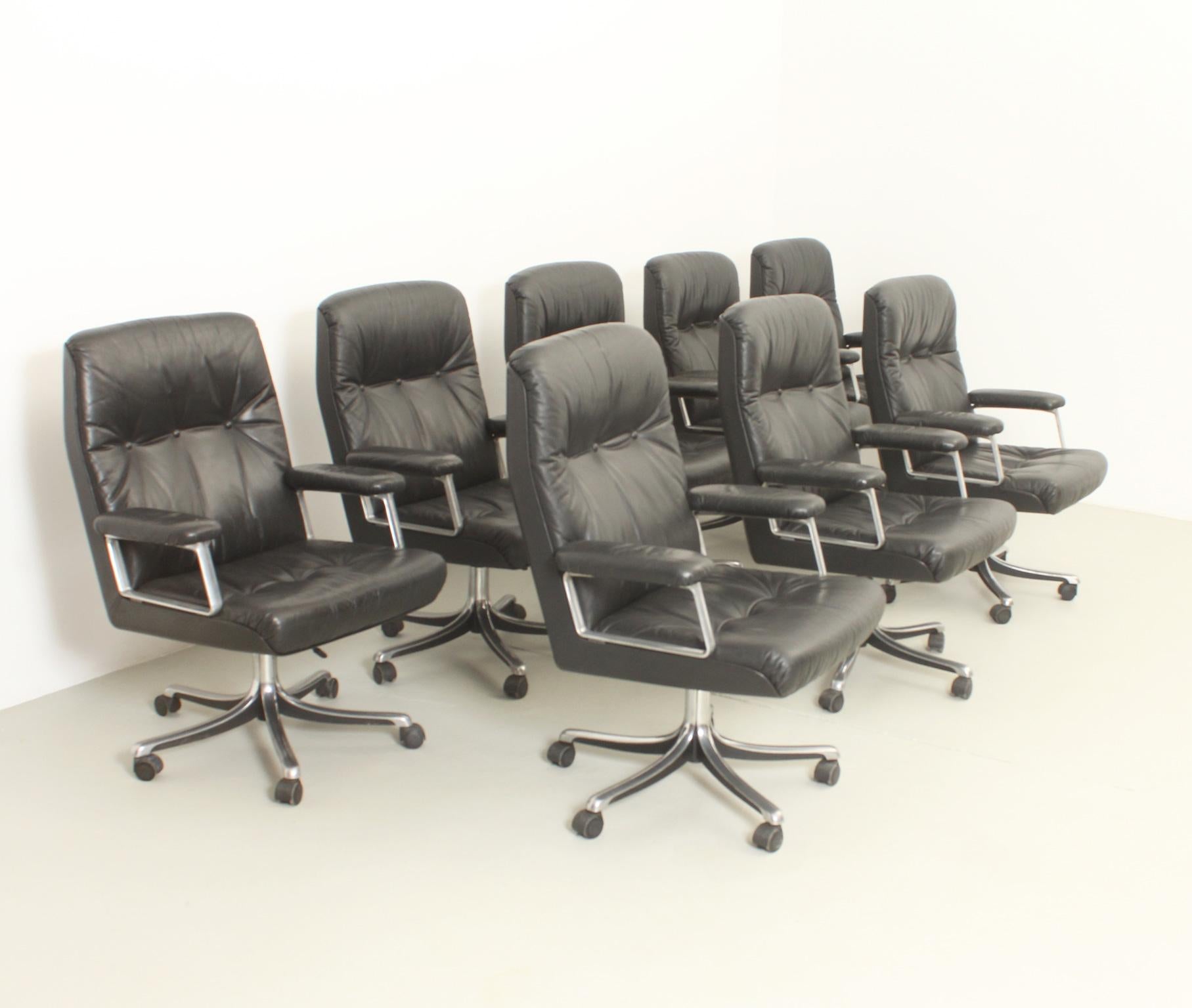 Satz von acht Bürostühlen, entworfen 1966-1976 von Osvaldo Borsani für Tecno, Italien. Aluminiumguss mit verchromten Füßen und originalem schwarzem Lederbezug. Drehbarer Sockel mit verstellbarer Höhe und Originalrollen. Dies ist die Version von 1976