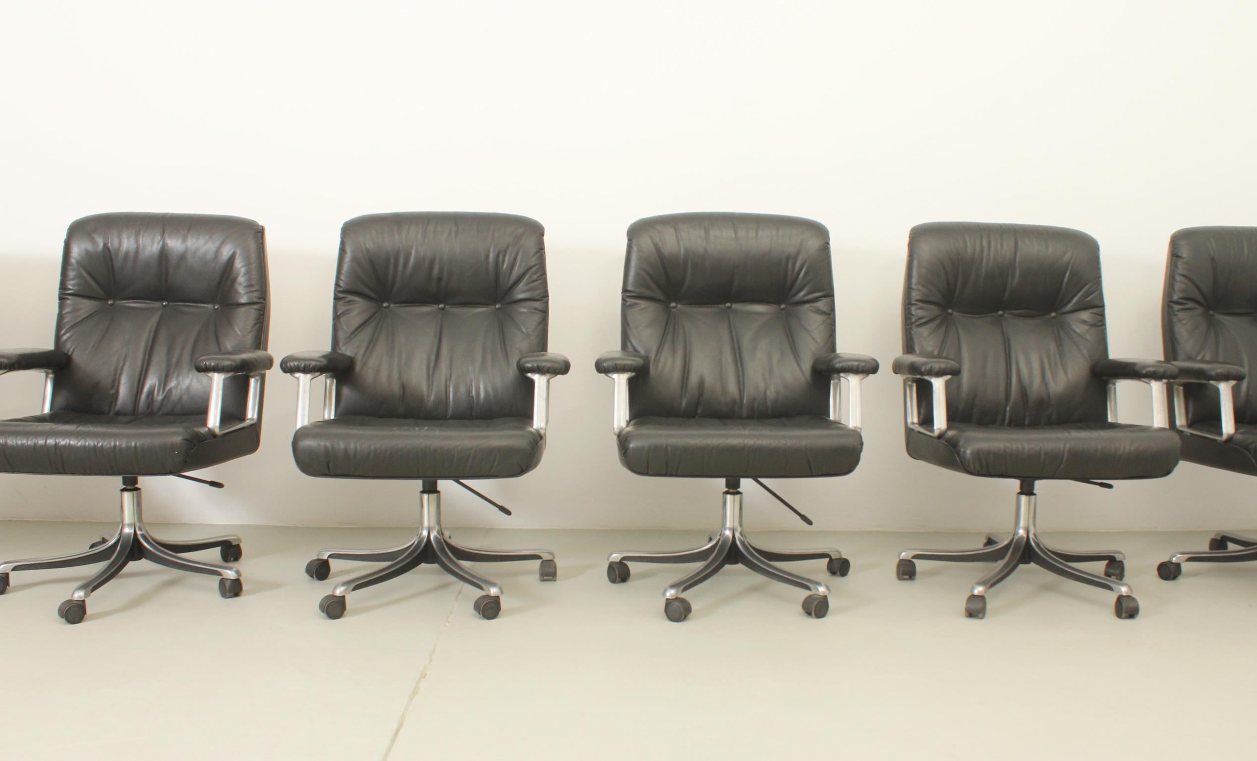 Mid-Century Modern Set of Eight Leather Office Chairs by Osvaldo Borsani for Tecno For Sale