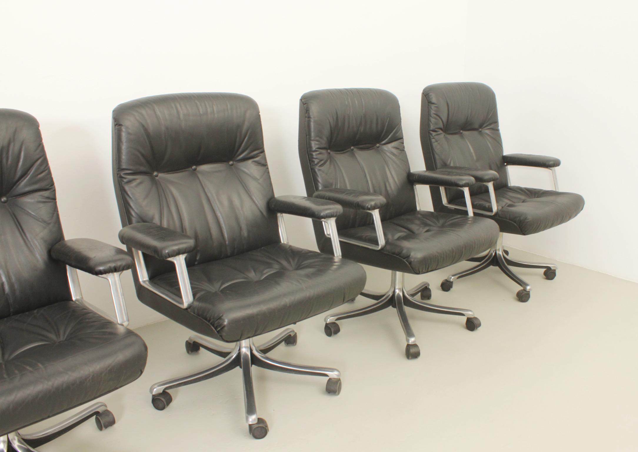 Set of Eight Leather Office Chairs by Osvaldo Borsani for Tecno In Good Condition For Sale In Barcelona, ES