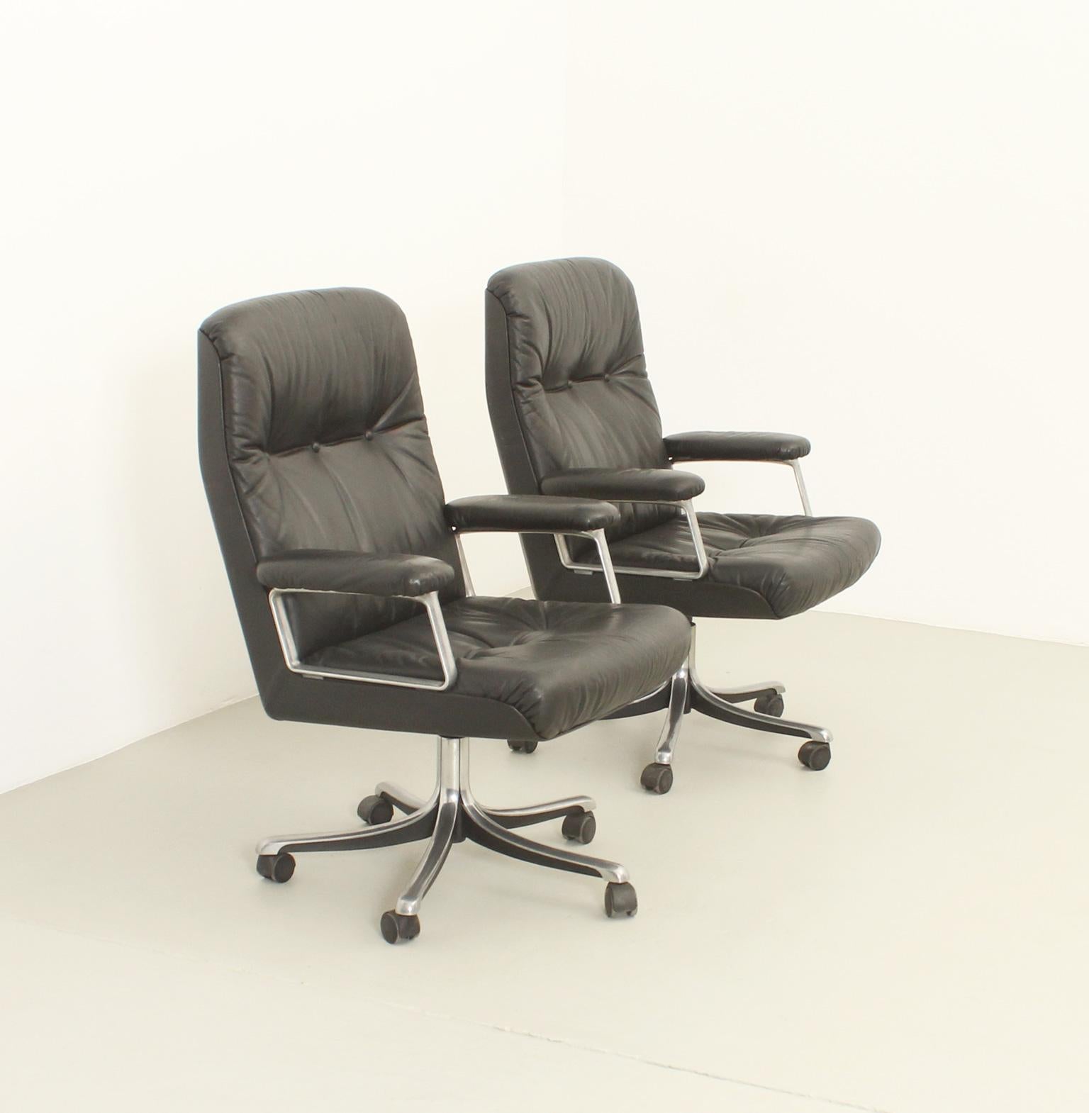 Late 20th Century Set of Eight Leather Office Chairs by Osvaldo Borsani for Tecno For Sale