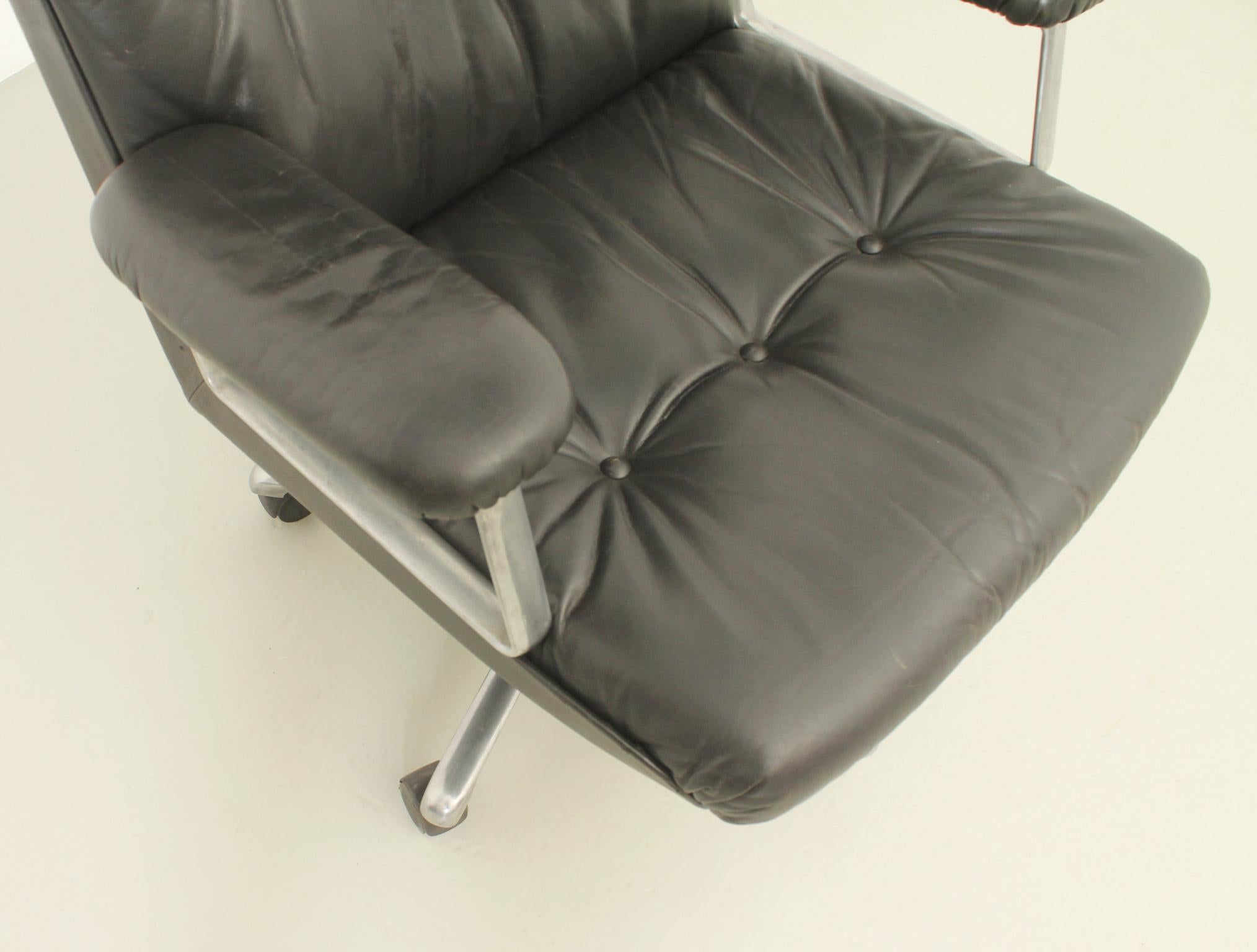 Ensemble de huit chaises de bureau en cuir d'Osvaldo Borsani pour Tecno en vente 1