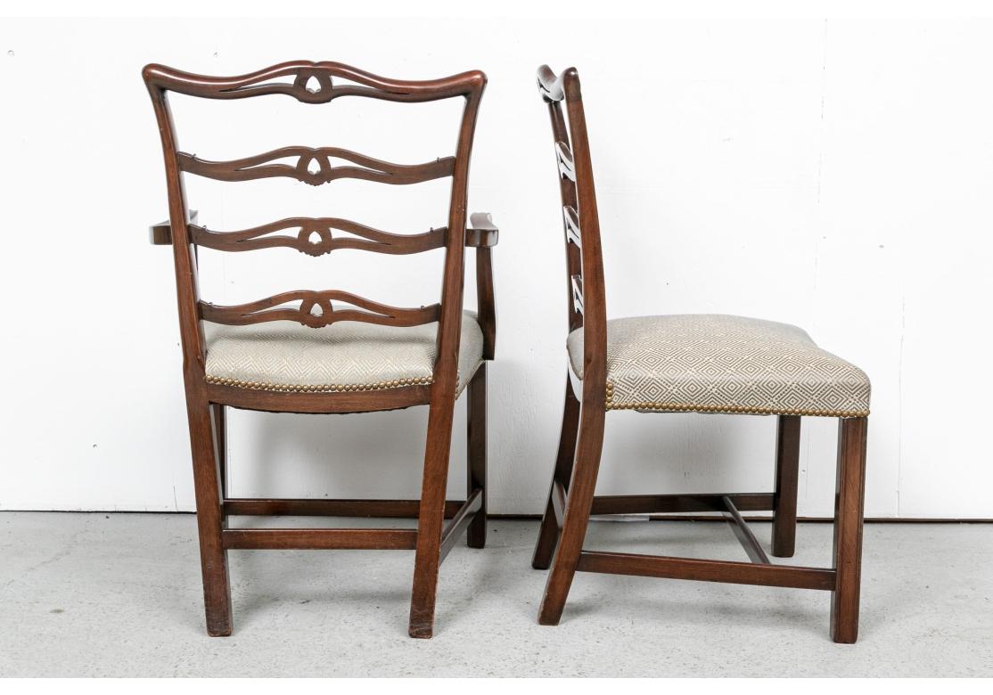 Set di otto sedie da pranzo di qualità con schienale a nastro in stile Chippendale in vendita 10