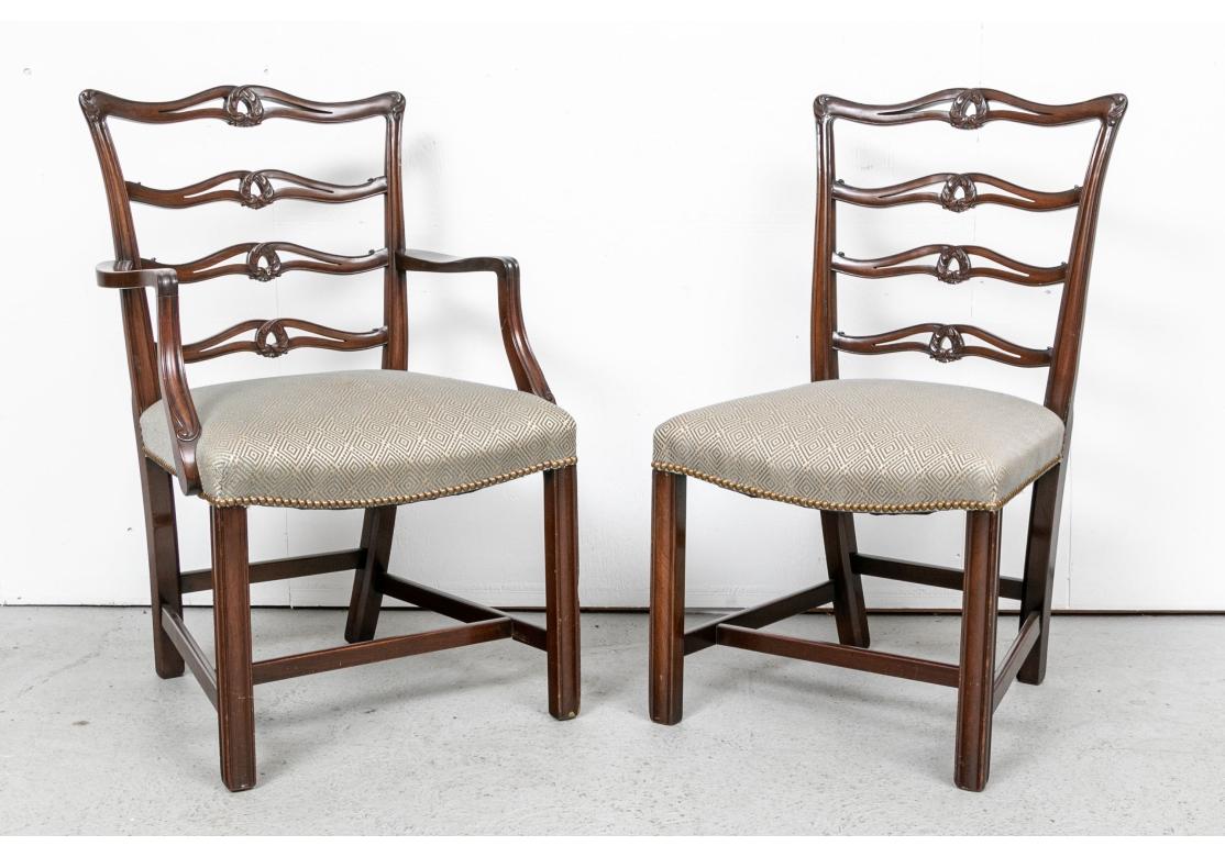 Ottone Set di otto sedie da pranzo di qualità con schienale a nastro in stile Chippendale in vendita