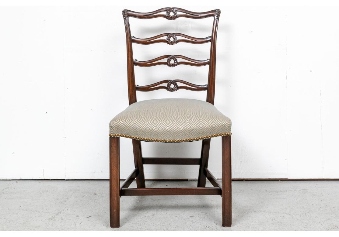 Set di otto sedie da pranzo di qualità con schienale a nastro in stile Chippendale in vendita 3