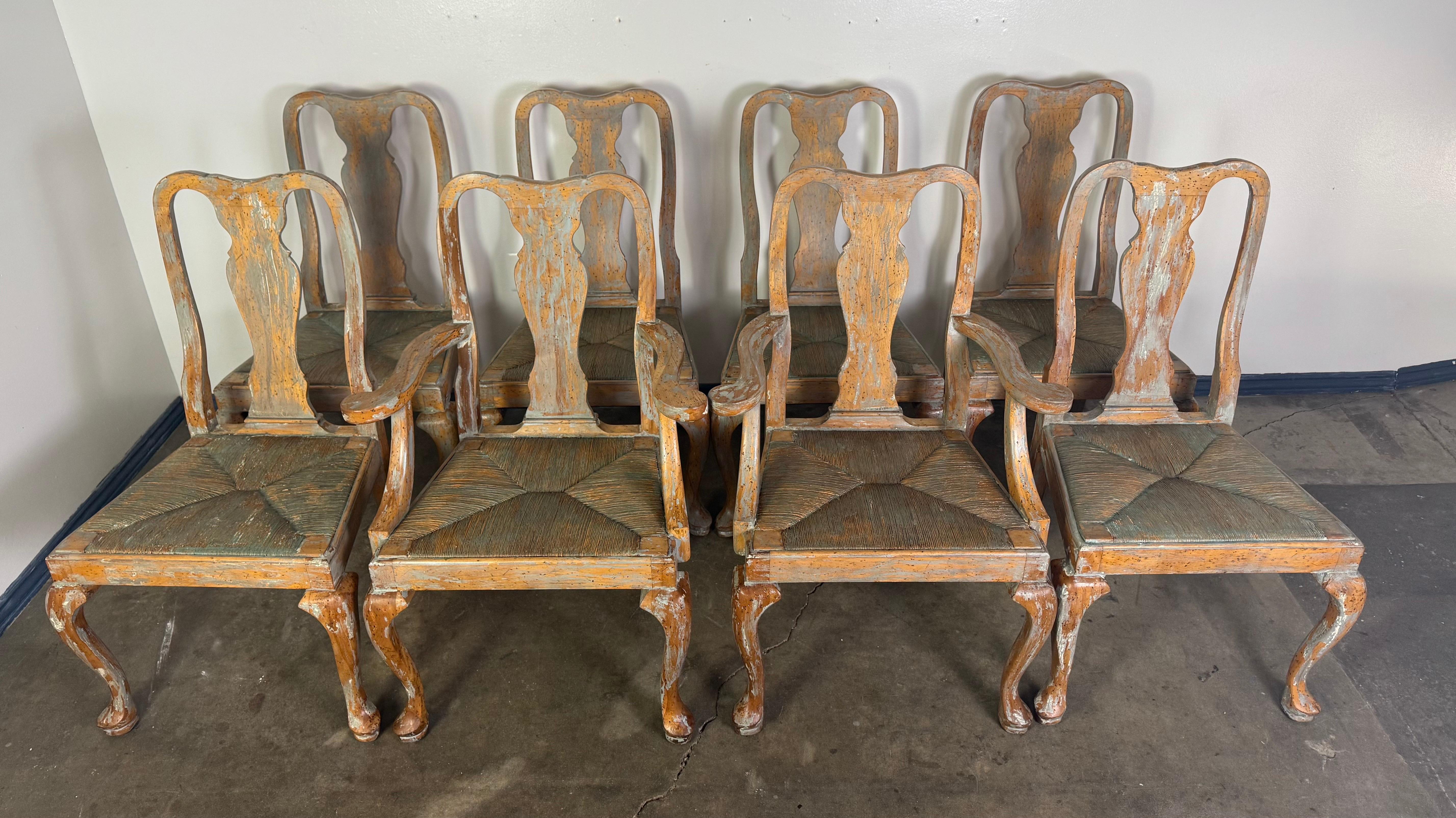 Voici un charmant ensemble de huit chaises de salle à manger en bois sculpté, dont six chaises d'appoint et deux fauteuils, le tout dans un style Queen Anne classique. Les chaises se caractérisent par des dossiers gracieusement façonnés avec des