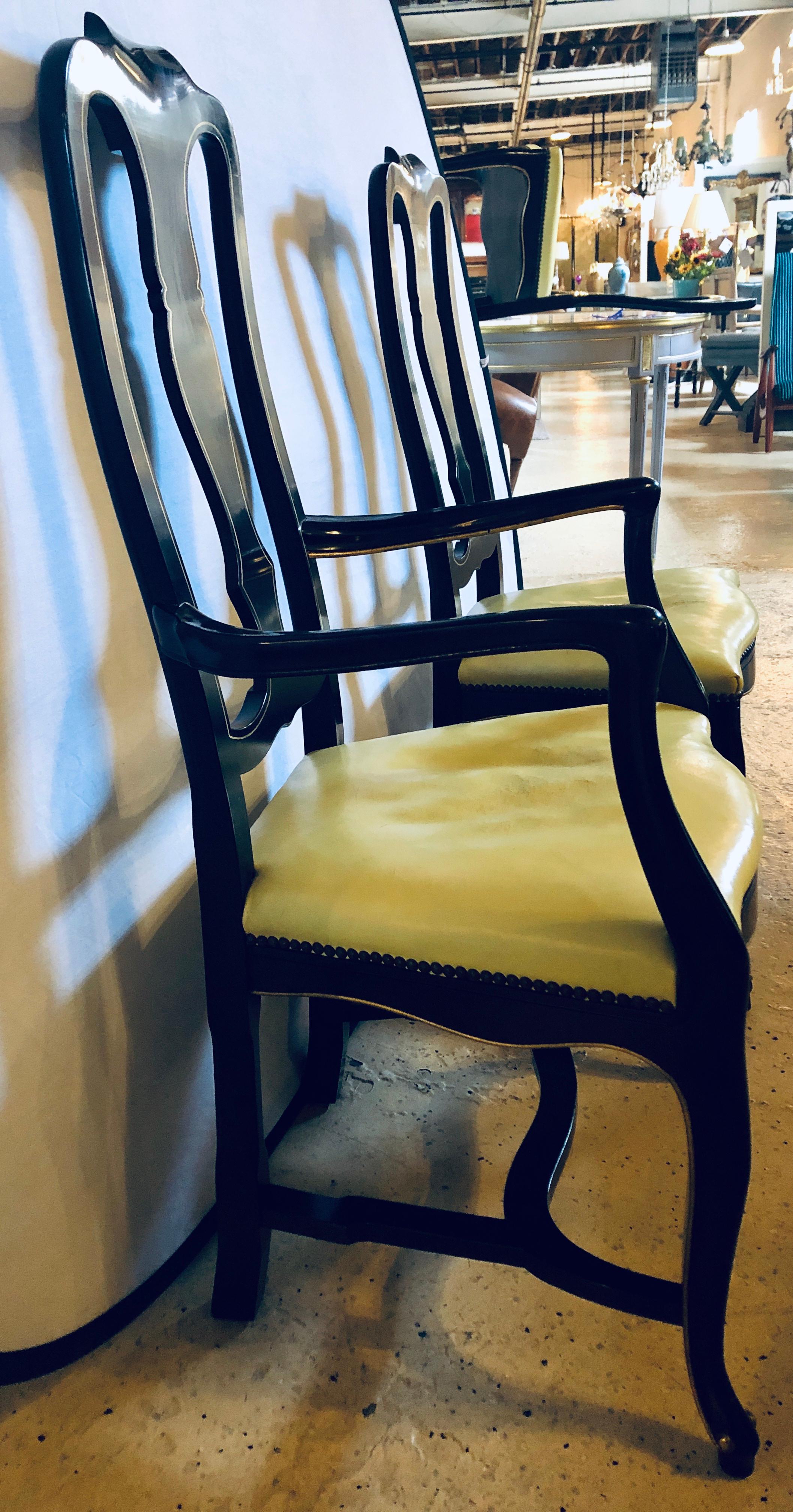 Ensemble de huit chaises de salle à manger de style Queen Anne ébénisées et décorées de dorures en vente 5