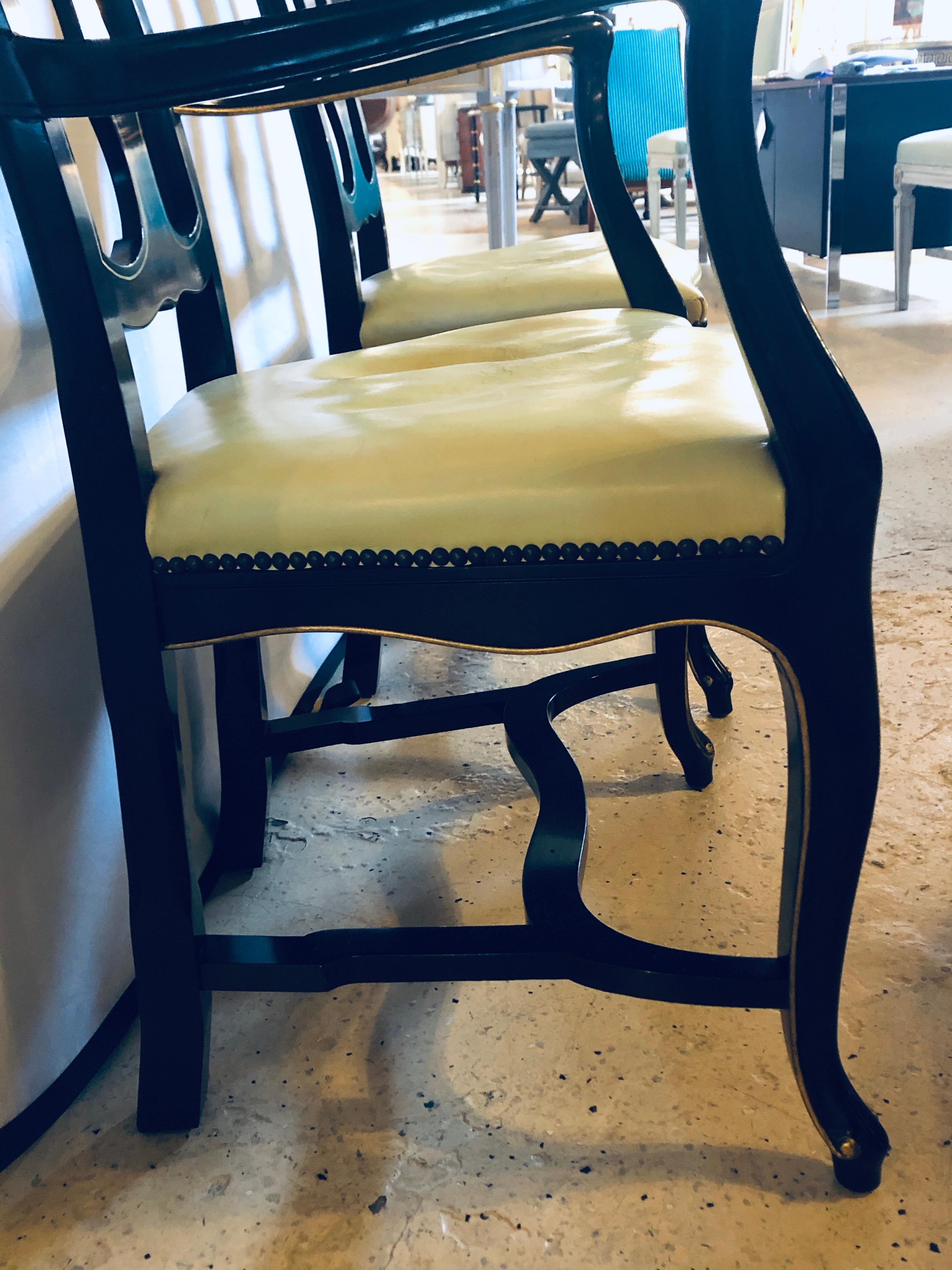 Ensemble de huit chaises de salle à manger de style Queen Anne ébénisées et décorées de dorures en vente 6