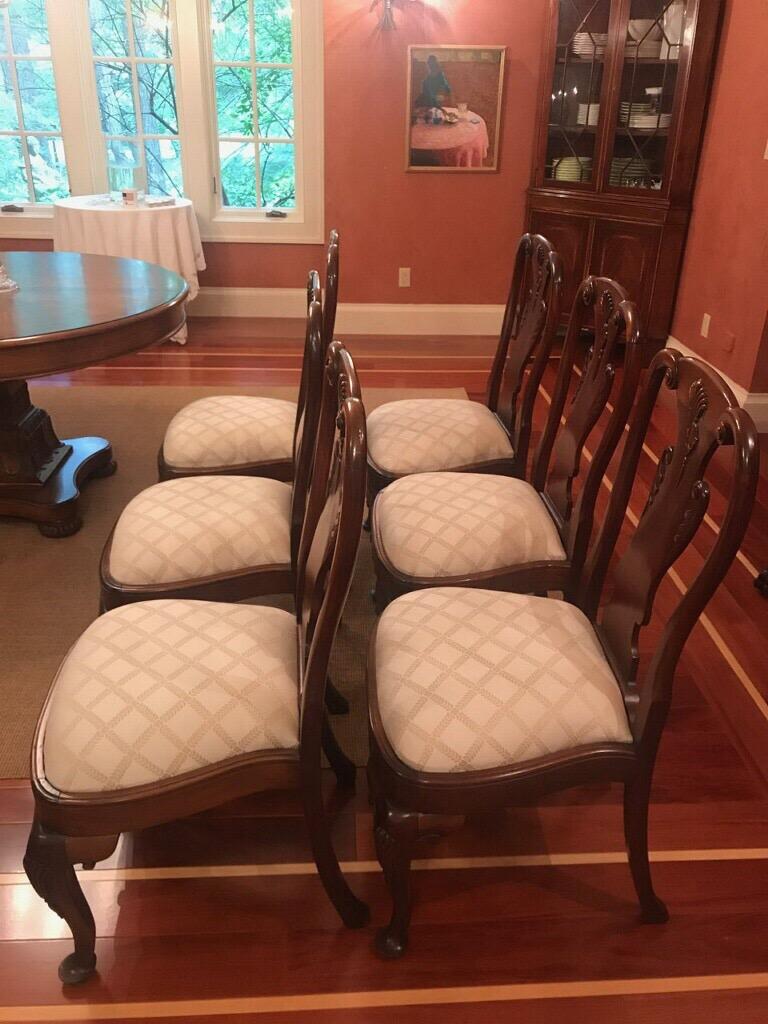 Set of 8 Queen Anne style dining chairs - Lovely carved shell detailing in the back splat. Cream trellis fabric on chairs in very good condition.
6 side chairs
2 armchairs
Measures: Arm height 28