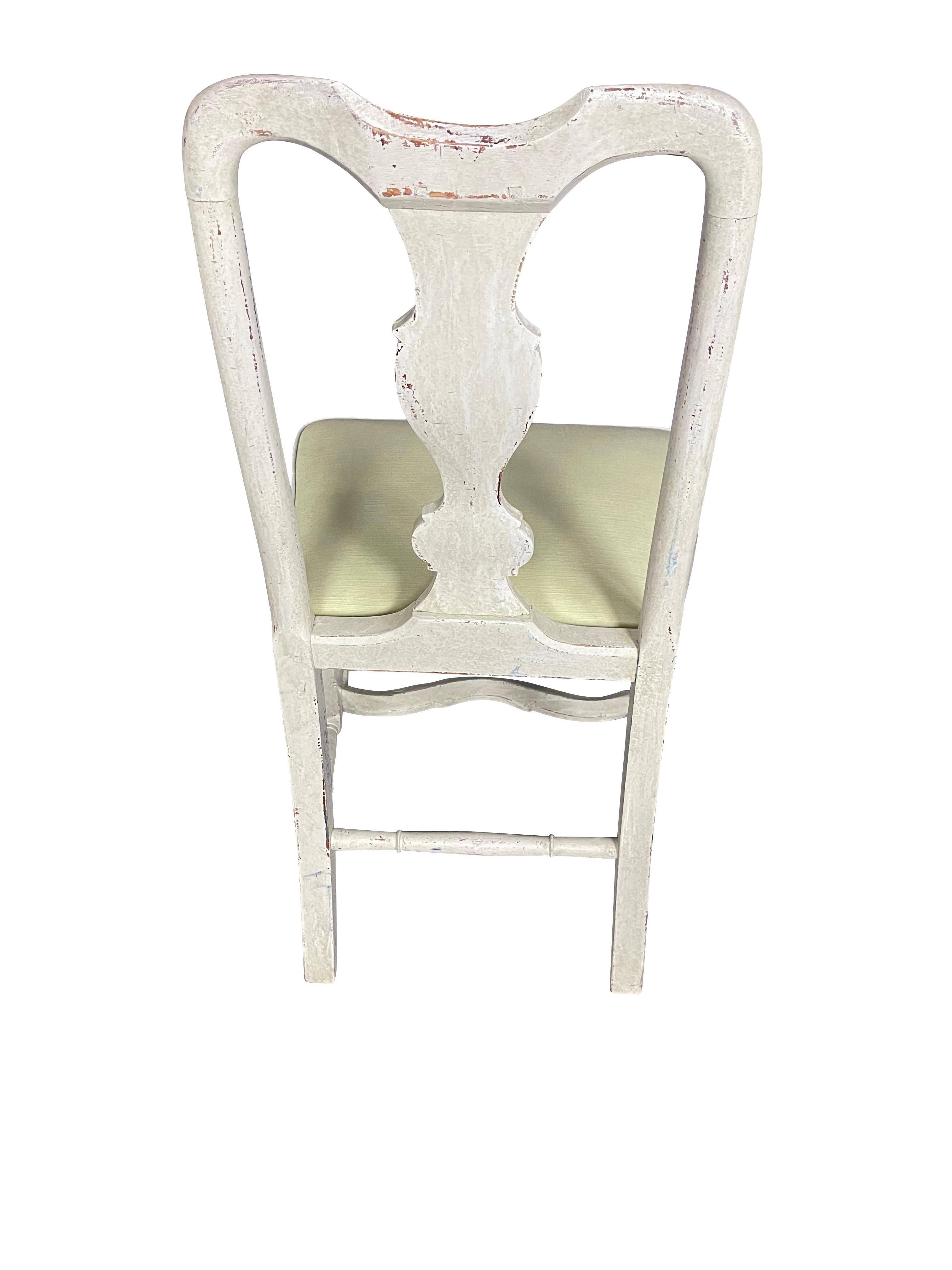Set of Eight Queen Anne Style Pale Grey Lime Washed Dining Chairs In Good Condition For Sale In Essex, MA