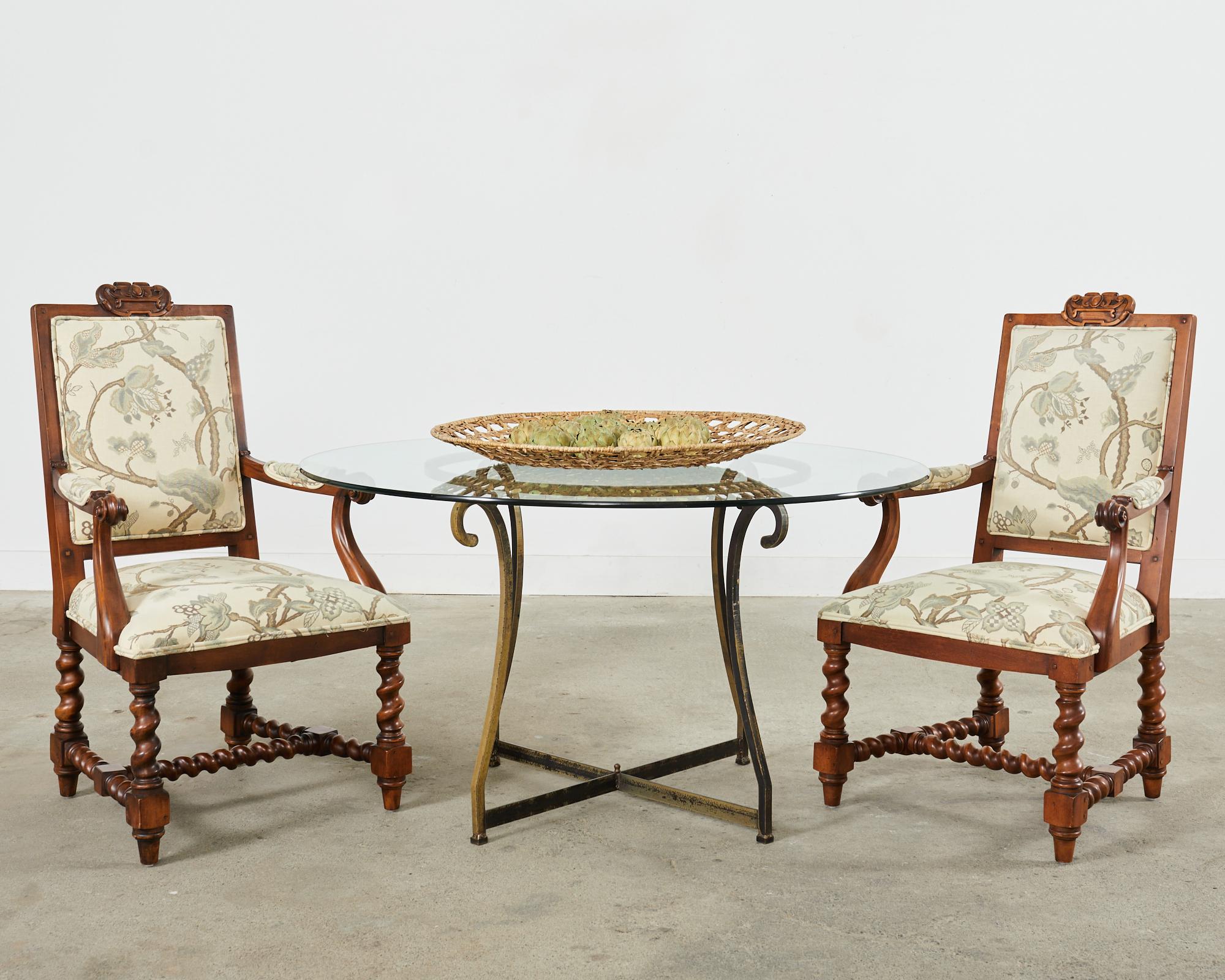 Imposanter Satz von acht handgeschnitzten Esszimmerstühlen im Barockstil, entworfen von Ralph Lauren für Henredon. Die Stühle sind aus Obstholz und Ahorn gefertigt. Das Set besteht aus sechs Beistellstühlen und zwei Host-Sesseln mit einer Breite von