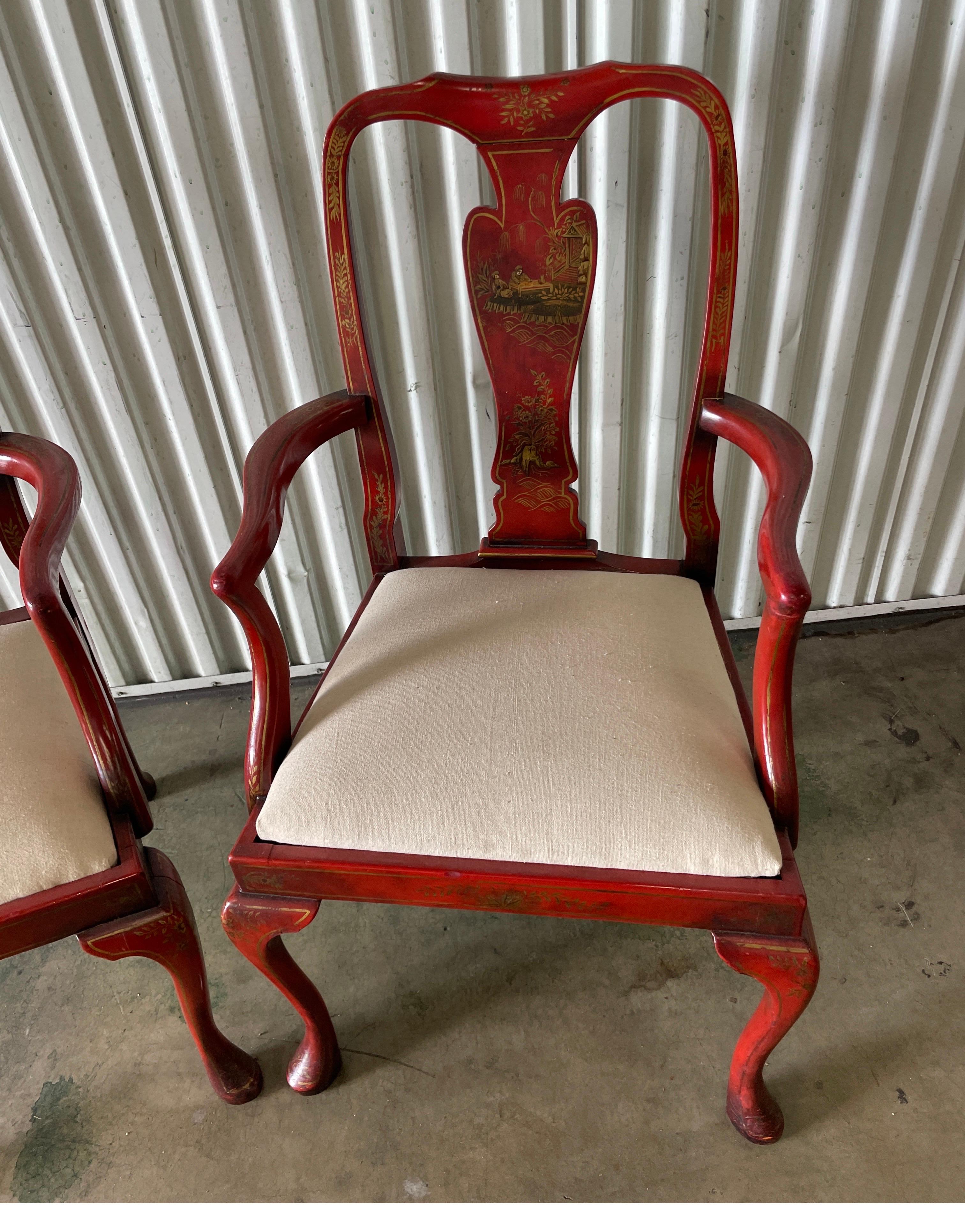 Merveilleux ensemble de huit chaises de salle à manger géorgiennes décorées de chinoiseries rouges. L'ensemble se compose de deux fauteuils et de six chaises d'appoint. Coussins de siège nouvellement rembourrés. Chaque ébrasement du dos est peint à