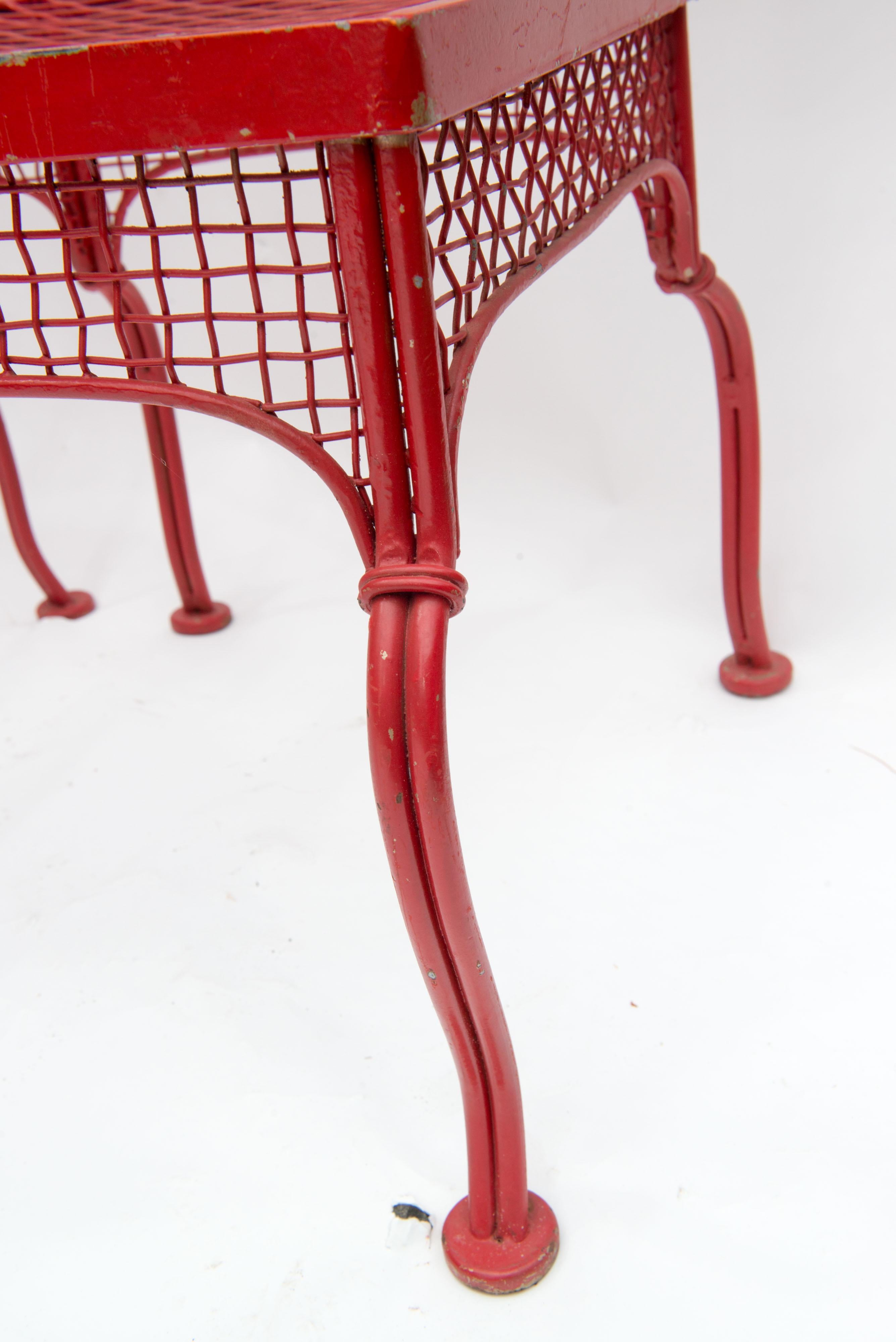 Ensemble de huit chaises à manger en métal rouge Woodard du milieu du siècle dernier en vente 3