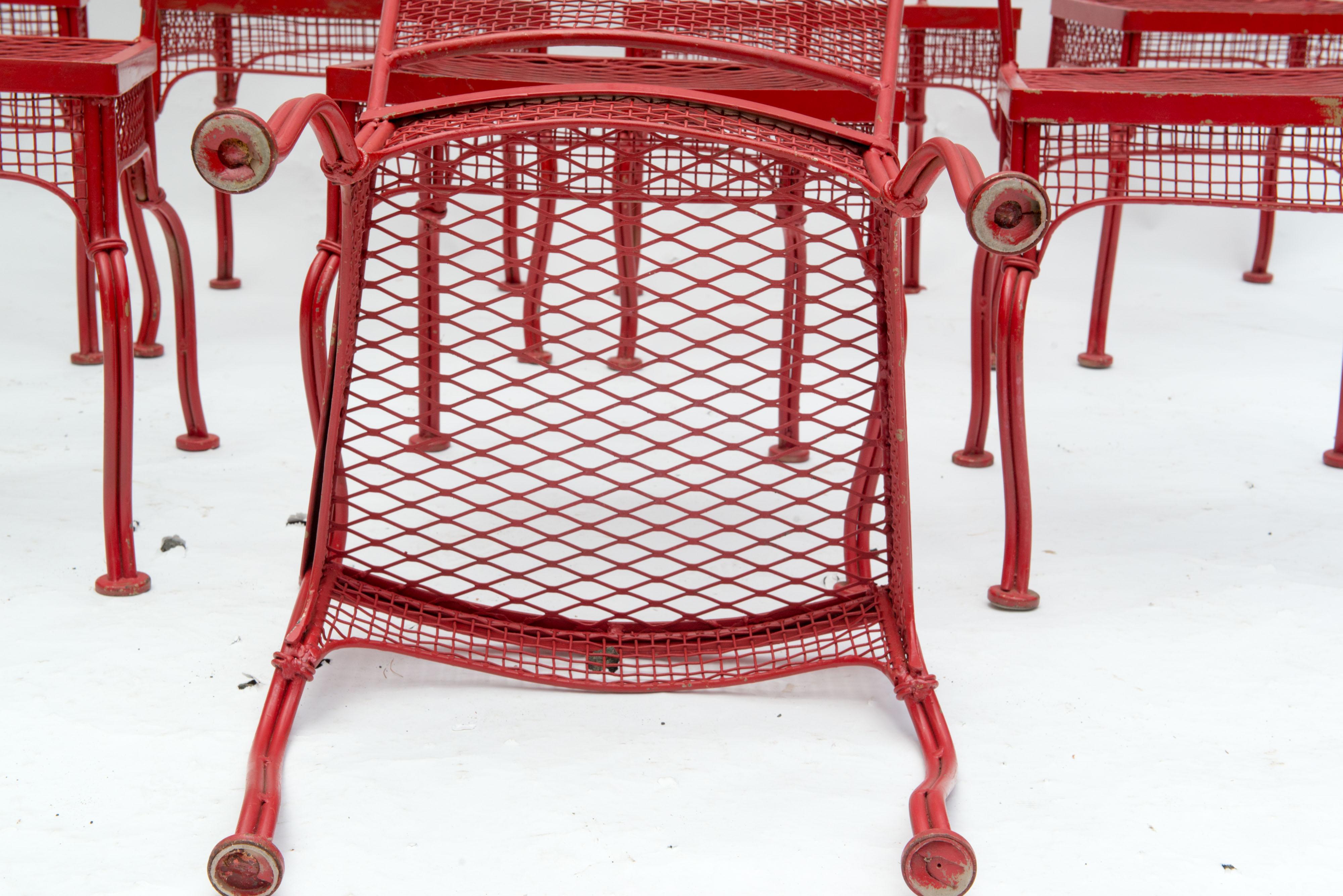 Conjunto de ocho sillas de comedor de metal Woodard rojas de mediados de siglo en venta 7
