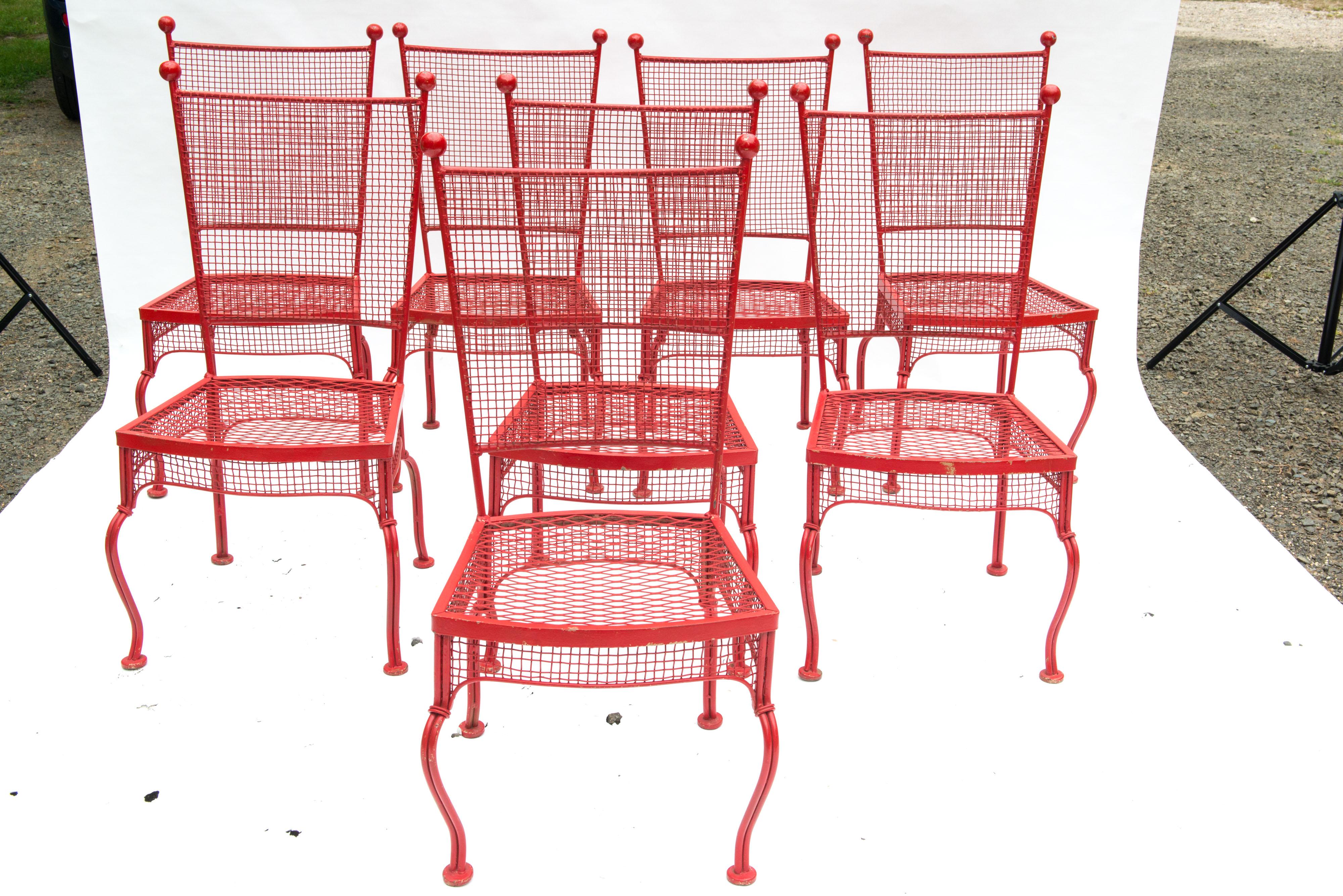 Spectaculaires et intemporelles chaises de salle à manger en fer forgé Russell Woodard, de style moderne du milieu du siècle, dans leur peinture rouge d'origine. Assise en maille, dossier en maille tissée, embouts à boule.
Chaises substantielles et