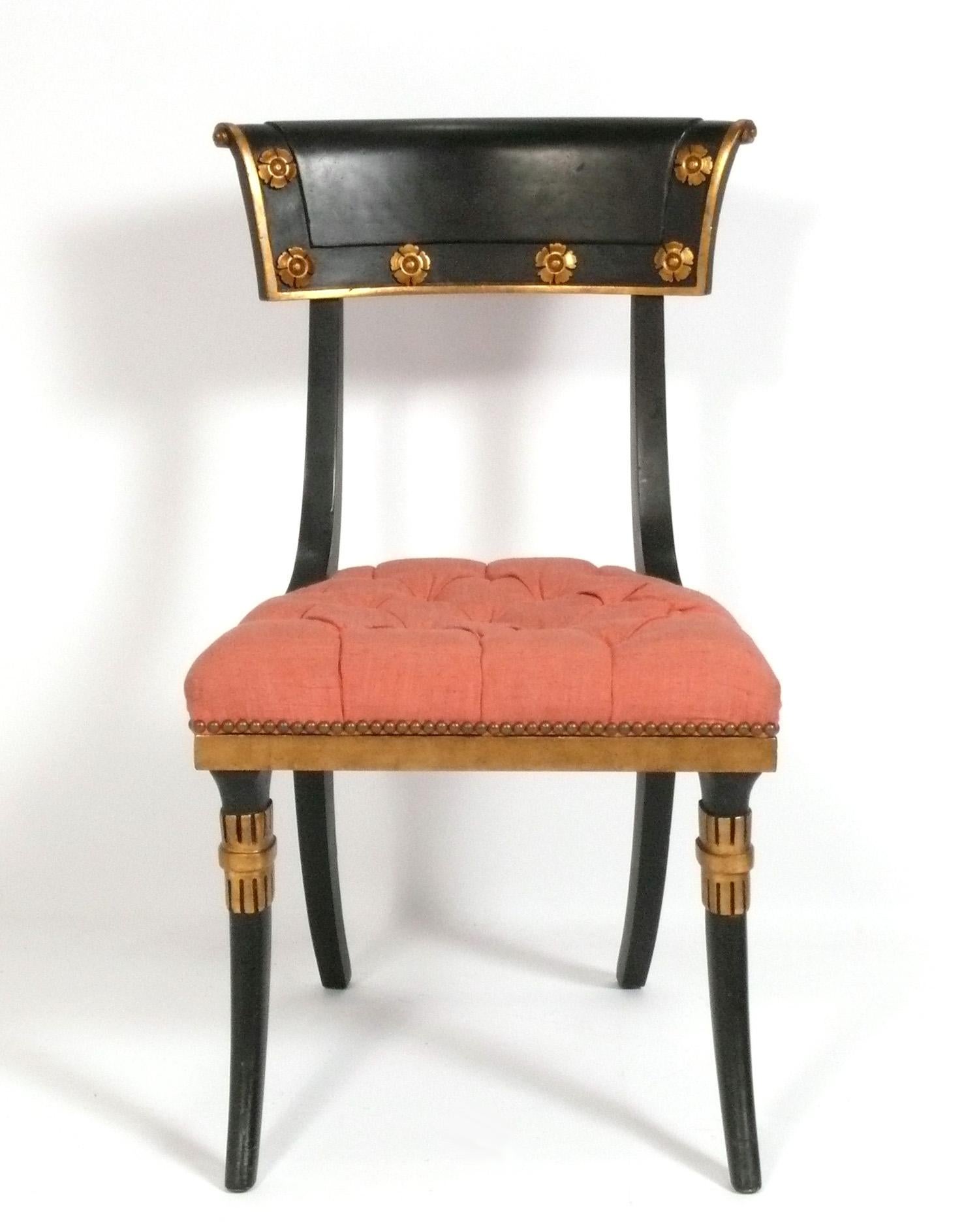 Set di otto eleganti sedie da pranzo Klismos laccate nere e dorate, Francia, circa anni '60. Attualmente sono in fase di rivestizione e possono essere completate con il tuo tessuto. È sufficiente inviarci 12 metri in totale del tuo tessuto dopo