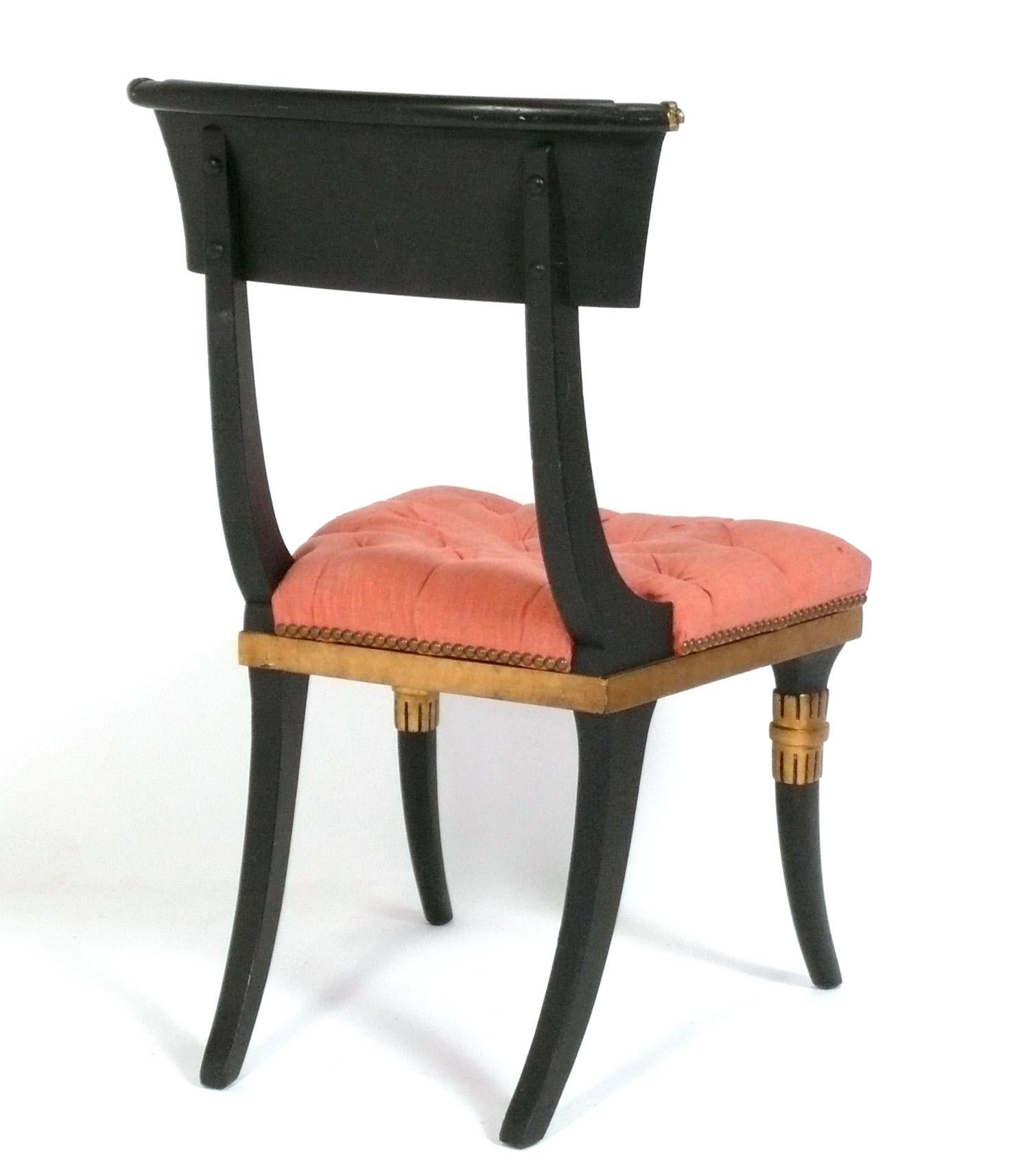 Dorato Set di otto sedie da pranzo Regency in lacca nera e Klismos dorato in vendita