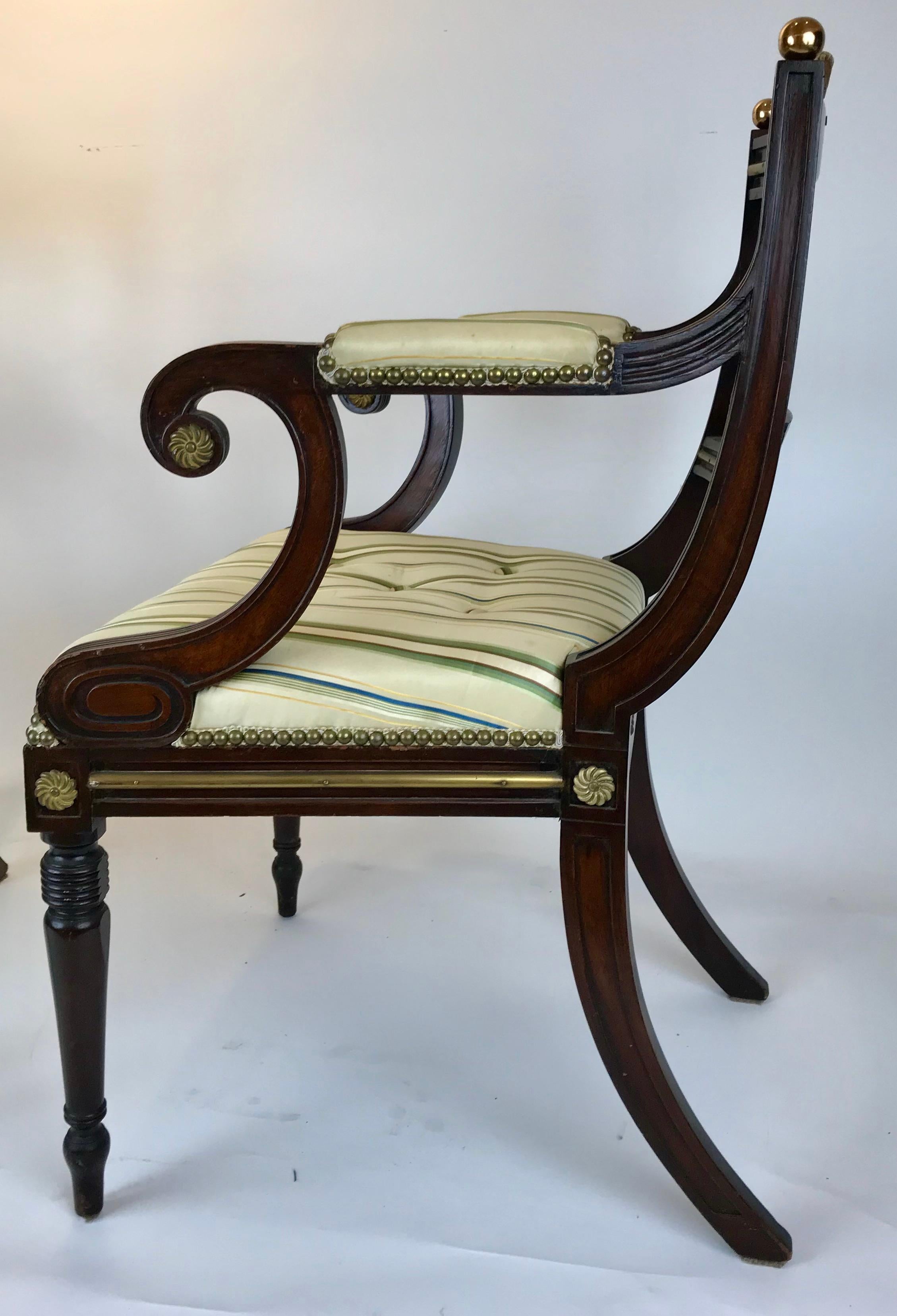 Bronzo Set di otto sedie da pranzo Regency in mogano con montatura in bronzo in vendita