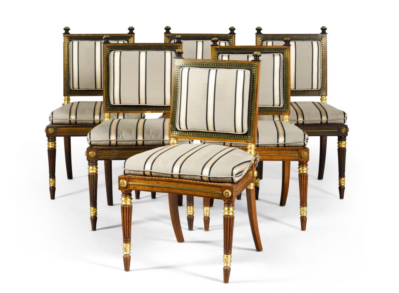 Quattro sedie Regency in ottone intarsiato in ebano e quercia, circa 1815, attribuite a George Bullock, e quattro copie moderne Arlington in ottone intarsiato in ebano e quercia. Con cuscini squab drop-in sugli schienali e cuscini sciolti sulle