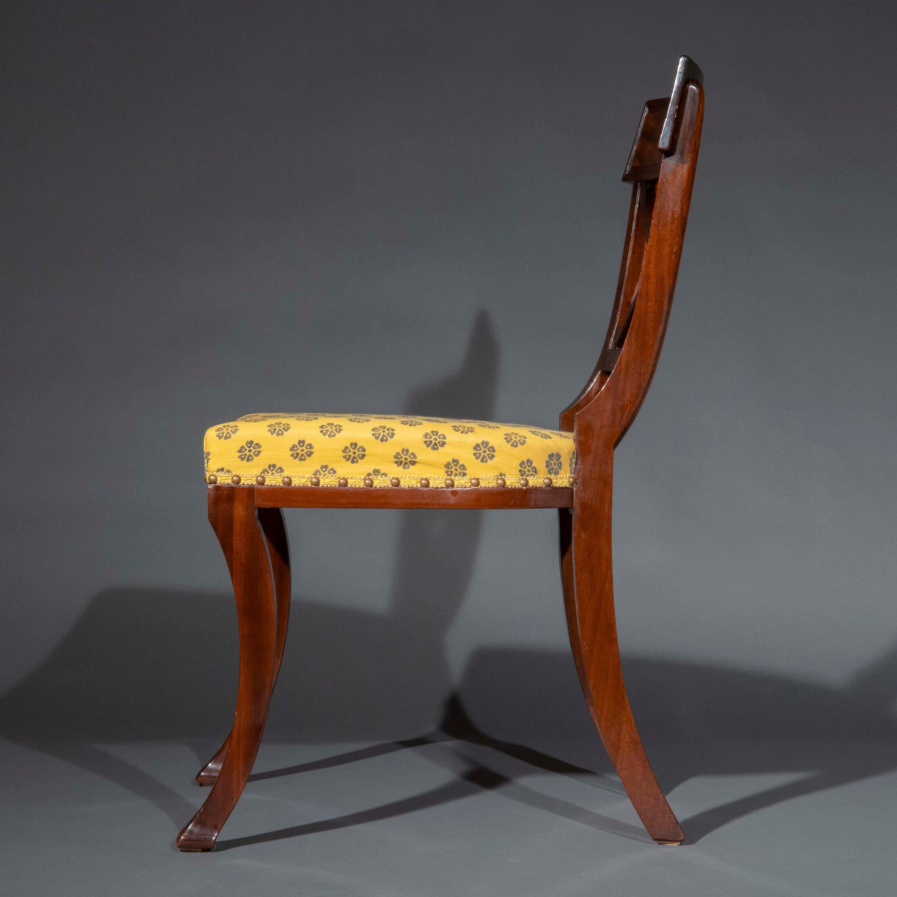 Ein sehr feines und elegantes Set von SIX 'Klismos' Beistellstühlen aus der Regency-Zeit nach Entwürfen von Thomas Hope, die Herstellung wird Gillows zugeschrieben. Ein Paar Ellbogenstühle ist separat erhältlich.
England, um 1810.

Warum wir sie