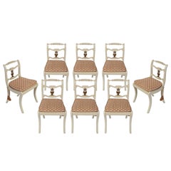 Set von acht lackierten Esszimmerstühlen im Regency-Stil mit Harfendetails