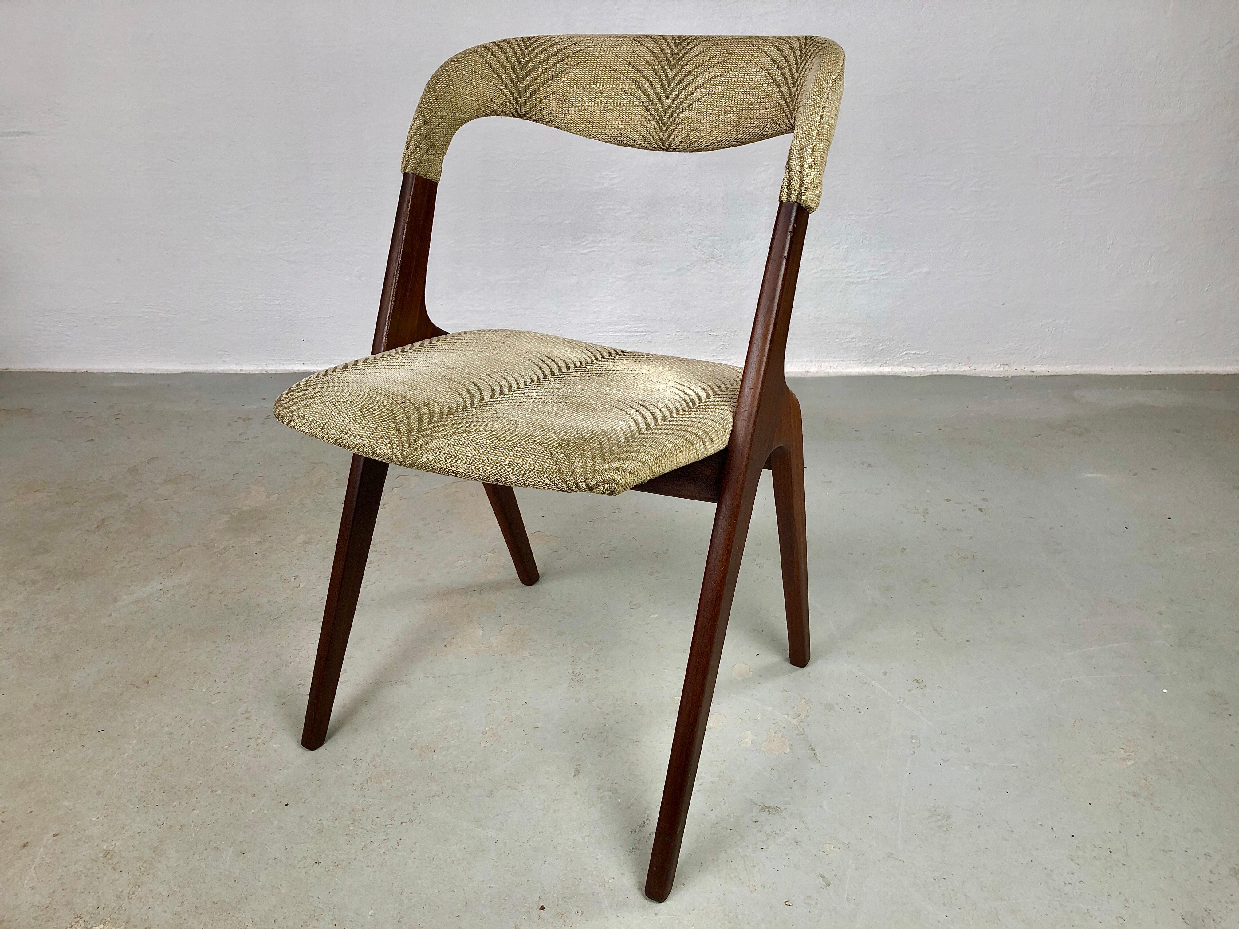 Set of eight restored Johannes Andersen dining chairs in teak inc. custom reupholstery designed for Vamo Sønderborg 

The comfortable chairs features a solid minimalistic shaped teak frame with a soft and organic shaped backrest creating a light