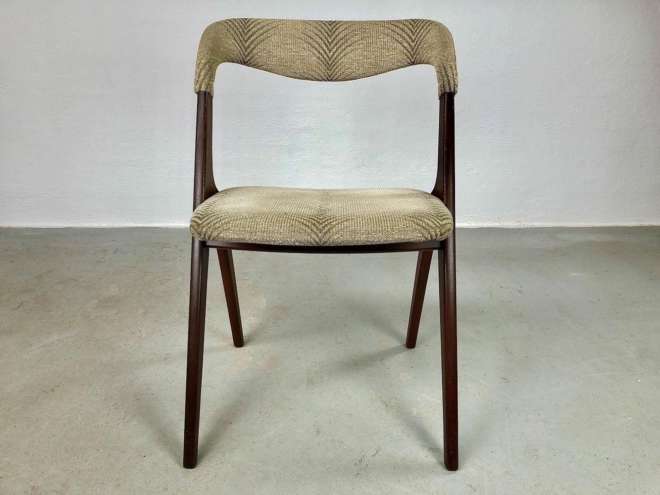 Ensemble de six chaises de salle à manger Johannes Andersen restaurées en teck, y compris le rembourrage personnalisé conçu pour Vamo Sønderborg. 

Ces chaises confortables sont dotées d'un solide cadre en teck de forme minimaliste et d'un dossier
