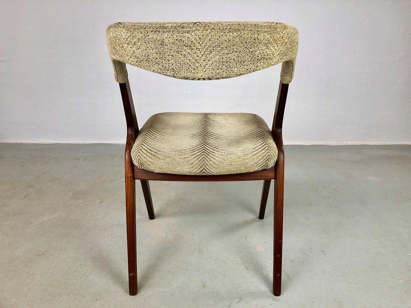 Milieu du XXe siècle Six chaises de salle à manger en teck restaurées de Johannes Andersen, dont le rembourrage sur mesure est inclus en vente